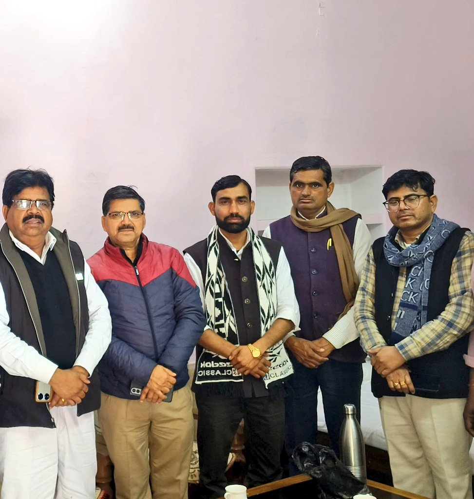 आज करौली सर्किट हाउस में बसपा के पूर्व प्रदेशाध्यक्ष एवं वर्तमान स्टेट कोऑर्डिनेटर आदरणीय भगवान सिंह जी, केंद्रीय कोऑर्डिनेटर श्री सीपी सिंह जी तथा करौली जिला अध्यक्ष श्री दौलत सिंह जाटव जी से बहुजन मूवमेंट सहित सामाजिक व राजनीतिक विषयों पर गहन, सकारात्मक और सार्थक चर्चा हुई। यह