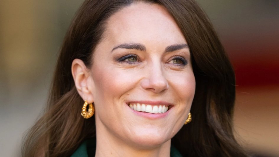 s0phieStudies's tweet photo. Kate Middleton stuns in a classic Baker Boy hat by Really Wild, embracing timeless English countryside elegance with a retro, cool-girl fashion twist.   https://t.co/Swex2VH1jw https://t.co/LHvBVT4pAe