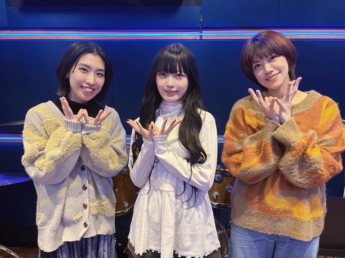 ˗ˏˋ 🎄🎍Liveカウントダウン🎍🌲 ˊˎ˗

花耶(1月だけど)Christmas Liveまであと

▶▶▶  5日  ◀◀◀

本日のオフショットは
〜バンドメンバーさんと写真を撮れて嬉しい花耶〜

今回のライブもAcoustic編成でお届けします♪
ギターのうおちゃん( ＠uooozmiiin_y )
キーボードのAsucahさん( <a href="/Asucah/">𝐀𝐬𝐮𝐜𝐚𝐡</a> )