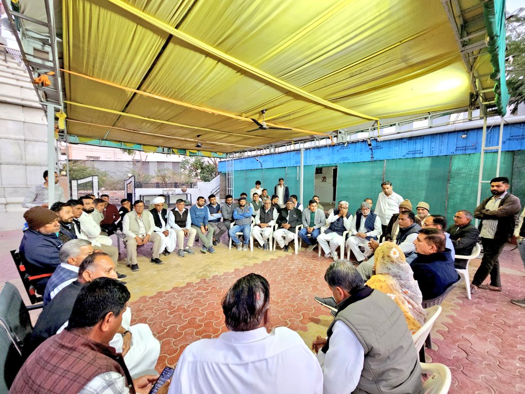 आज बालोतरा में अपनों संवाद कर 14 जनवरी को धोरिमन्ना में होने वाली विशाल जन आक्रोश रैली को लेकर चर्चा की गई।

जनहित के इस अहम मुद्दे पर पूरा थार आदरणीय श्री <a href="/Hemaram_INC/">Hemaram Choudhary</a> जी के साथ मजबूती से खड़ा है।

<a href="/Barmer_Harish/">Harish Chaudhary</a> <a href="/UmmedaRamBaytu/">Ummeda Ram Beniwal</a>