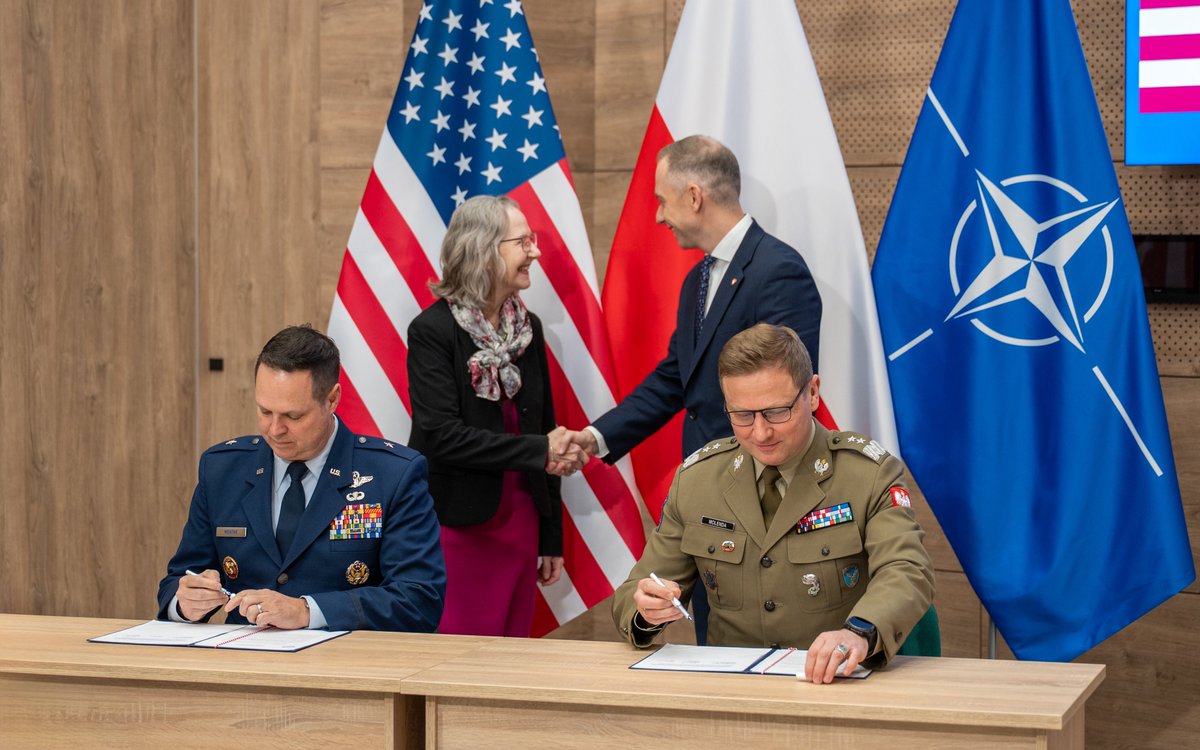 CyberWojska's tweet photo. Dowództwo Komponentu Wojsk Obrony Cyberprzestrzeni i U.S. European Command podpisały List Intencyjny otwierający nowy etap współpracy w obszarze cyberbezpieczeństwa.

„Dzisiejsze podpisanie Listu Intencyjnego odzwierciedla nasze wspólne zobowiązanie do wzmacniania cyberobrony. Od 2019 roku budowaliśmy to partnerstwo krok po kroku, zaczynając od ustalenia zasad współpracy i budowania zaufania, a następnie rozwijając je w kierunku wspólnych inicjatyw oraz ścisłej współpracy naszych ekspertów” – podkreślił Dowódca Komponentu Wojsk Obrony Cyberprzestrzeni gen. dyw. Karol Molenda.

Dokument jest przykładem współpracy w cyberprzestrzeni, ukierunkowanej na wspólne wzmacnianie zdolności operacyjnych, wymianę wiedzy oraz koordynację działań w odpowiedzi na zmieniające się zagrożenia cyfrowe.
