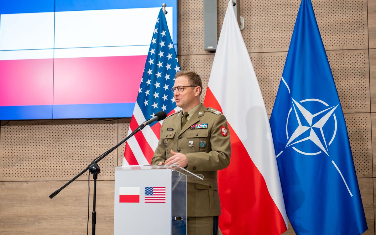 CyberWojska's tweet photo. Dowództwo Komponentu Wojsk Obrony Cyberprzestrzeni i U.S. European Command podpisały List Intencyjny otwierający nowy etap współpracy w obszarze cyberbezpieczeństwa.

„Dzisiejsze podpisanie Listu Intencyjnego odzwierciedla nasze wspólne zobowiązanie do wzmacniania cyberobrony. Od 2019 roku budowaliśmy to partnerstwo krok po kroku, zaczynając od ustalenia zasad współpracy i budowania zaufania, a następnie rozwijając je w kierunku wspólnych inicjatyw oraz ścisłej współpracy naszych ekspertów” – podkreślił Dowódca Komponentu Wojsk Obrony Cyberprzestrzeni gen. dyw. Karol Molenda.

Dokument jest przykładem współpracy w cyberprzestrzeni, ukierunkowanej na wspólne wzmacnianie zdolności operacyjnych, wymianę wiedzy oraz koordynację działań w odpowiedzi na zmieniające się zagrożenia cyfrowe.