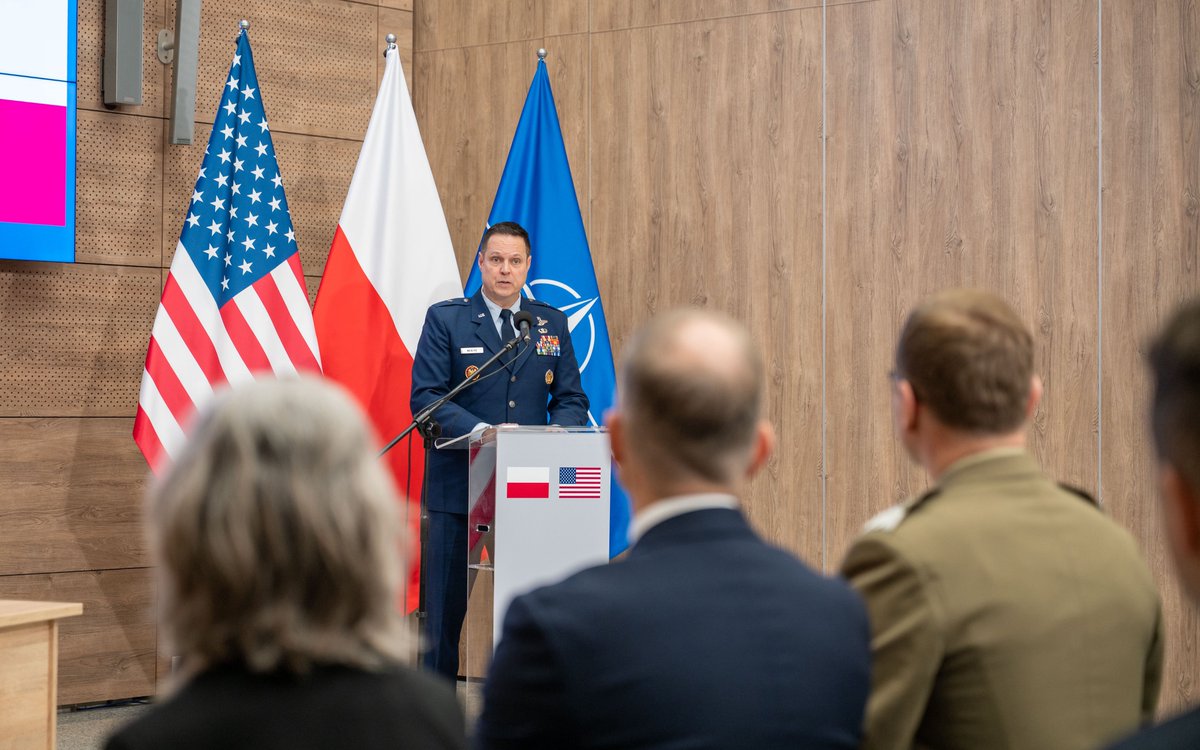 CyberWojska's tweet photo. Dowództwo Komponentu Wojsk Obrony Cyberprzestrzeni i U.S. European Command podpisały List Intencyjny otwierający nowy etap współpracy w obszarze cyberbezpieczeństwa.

„Dzisiejsze podpisanie Listu Intencyjnego odzwierciedla nasze wspólne zobowiązanie do wzmacniania cyberobrony. Od 2019 roku budowaliśmy to partnerstwo krok po kroku, zaczynając od ustalenia zasad współpracy i budowania zaufania, a następnie rozwijając je w kierunku wspólnych inicjatyw oraz ścisłej współpracy naszych ekspertów” – podkreślił Dowódca Komponentu Wojsk Obrony Cyberprzestrzeni gen. dyw. Karol Molenda.

Dokument jest przykładem współpracy w cyberprzestrzeni, ukierunkowanej na wspólne wzmacnianie zdolności operacyjnych, wymianę wiedzy oraz koordynację działań w odpowiedzi na zmieniające się zagrożenia cyfrowe.