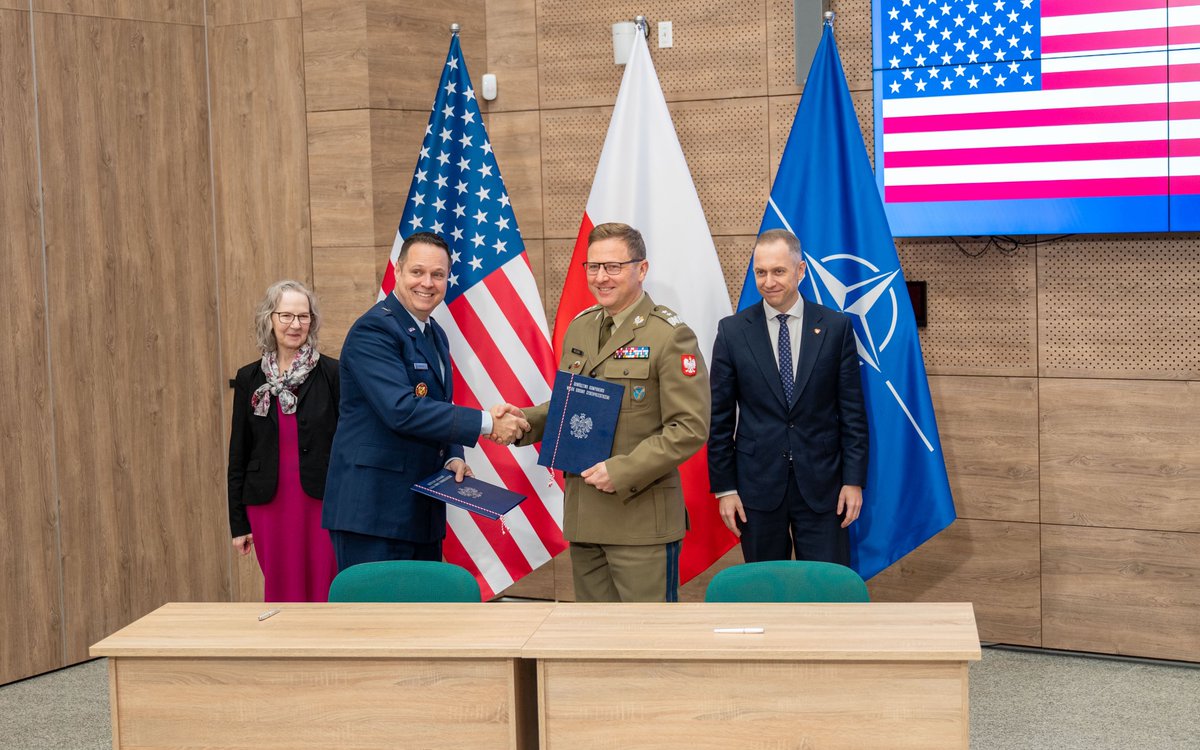 CyberWojska's tweet photo. Dowództwo Komponentu Wojsk Obrony Cyberprzestrzeni i U.S. European Command podpisały List Intencyjny otwierający nowy etap współpracy w obszarze cyberbezpieczeństwa.

„Dzisiejsze podpisanie Listu Intencyjnego odzwierciedla nasze wspólne zobowiązanie do wzmacniania cyberobrony. Od 2019 roku budowaliśmy to partnerstwo krok po kroku, zaczynając od ustalenia zasad współpracy i budowania zaufania, a następnie rozwijając je w kierunku wspólnych inicjatyw oraz ścisłej współpracy naszych ekspertów” – podkreślił Dowódca Komponentu Wojsk Obrony Cyberprzestrzeni gen. dyw. Karol Molenda.

Dokument jest przykładem współpracy w cyberprzestrzeni, ukierunkowanej na wspólne wzmacnianie zdolności operacyjnych, wymianę wiedzy oraz koordynację działań w odpowiedzi na zmieniające się zagrożenia cyfrowe.