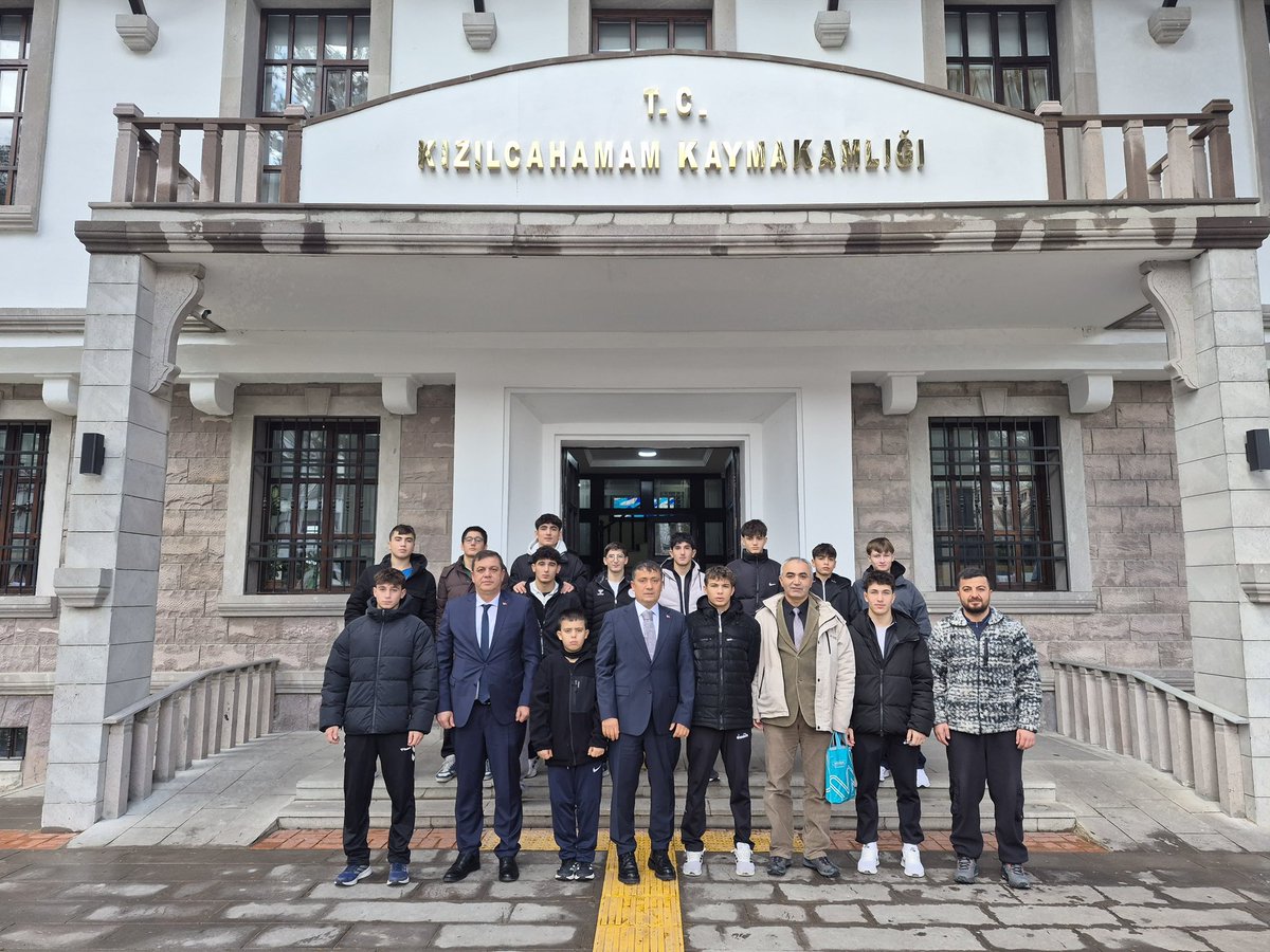 TOKİ Anadolu İmam Hatip Lisesi Serbest Güreş Takımı, Gençler B Kategorisi’nde katılacakları Yozgat  Bölge Şampiyonası öncesinde; İlçe Millî Eğitim Müdürü ve okul müdürü ile  birlikte Kaymakamımız Sayın Dr. <a href="/nmehmetbeyoglu/">Dr. Nuri MEHMETBEYOĞLU</a> ’nu makamında ziyaret ettiler.