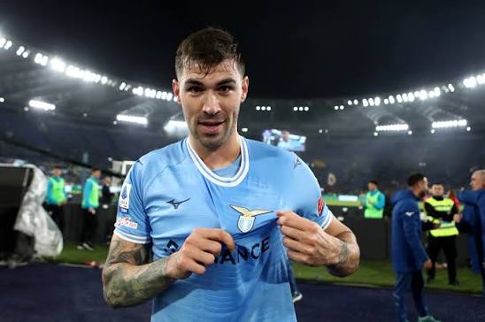 Tanti auguri Alessio 🎂

Il regalo più bello sarebbe il rinnovo, per farti giocare fino a fine carriera con la tua maglia addosso 🤍💙

#Lazio #Romagnoli