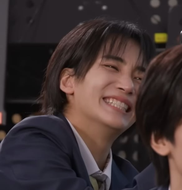 CUPOFYH's tweet photo. reason behind hannie's smile, is his joshuji 🤍 https://t.co/JEADP0xTFF