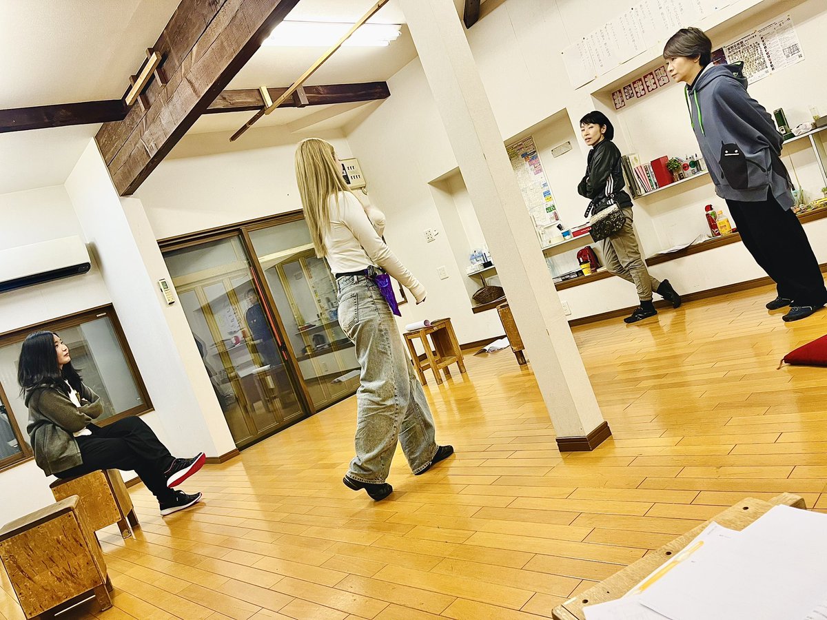 teatromagico_AN's tweet photo. テアトロマジコ、１ヶ月後の公演に向けて絶賛鋭意稽古中です💫
あるシーンについて役者陣も真剣に会議を重ね……

客演のみいちゃん(椎木海耀さん)も思わず「いいじゃん👍」となる答えが出たようです！
果たして本番にも活かされるシーンなのか…！？ https://t.co/m02Fg6UQFR
