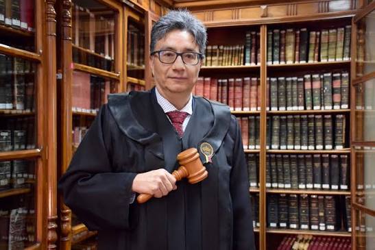 ElDatoEcua's tweet photo. #Urgente Juez que liberó a alias “Rasquiña” busca presidir la Corte Nacional de Justicia
El juez Marco Rodríguez Ruiz, actual magistrado de la Corte Nacional de Justicia (CNJ), se encuentra en el centro del debate tras conocerse su interés en postularse a la presidencia del máximo organismo judicial del país, mientras resurgen cuestionamientos a decisiones clave de su trayectoria.
Rodríguez Ruiz accedió a la CNJ durante el período en el que el Consejo de la Judicatura era presidido por Gustavo Jalkh, durante el gobierno de Rafael Correa. Su nombramiento se produjo en un proceso que, en su momento, fue objeto de observaciones por parte de sectores políticos y de la sociedad civil respecto a la independencia judicial.
Rodríguez Ruiz fue parte de los jueces que fallaron a favor de la revisión de sentencia que permitió la liberación de Jorge Luis Zambrano González, alias “Rasquiña”, entonces líder de la organización criminal Los Choneros, quien tras recuperar su libertad volvió a posicionarse como una figura clave del crimen organizado hasta su as3sinato en 2020.
Aunque no se establecieron responsabilidades penales contra los magistrados que intervinieron en el proceso, la decisión generó descontento ciudadano y judicial.
Años después, en 2025, Rodríguez Ruiz fue incluido en una terna para integrar el Consejo de la Judicatura, organismo encargado de la administración, evaluación y disciplina de jueces. Posteriormente, renunció a dicha postulación, señalando presuntas irregularidades y falta de transparencia en el proceso de selección.
En la actualidad, Rodríguez Ruiz figura entre los magistrados que buscan liderar la Corte Nacional de Justicia, en el marco de la posible salida de José Suing por el escándalo que relaciona a Mario Godoy, presidente del Consejo de la Judicatura.
🟡 Tiempo Real