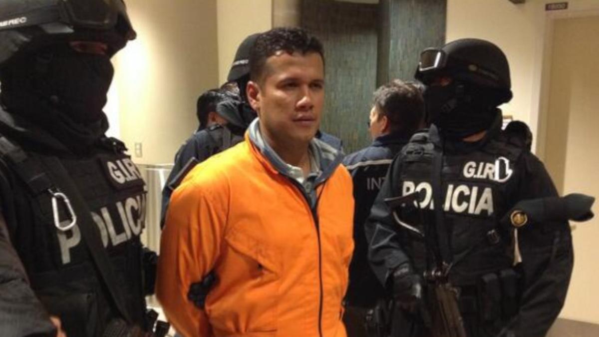 ElDatoEcua's tweet photo. #Urgente Juez que liberó a alias “Rasquiña” busca presidir la Corte Nacional de Justicia
El juez Marco Rodríguez Ruiz, actual magistrado de la Corte Nacional de Justicia (CNJ), se encuentra en el centro del debate tras conocerse su interés en postularse a la presidencia del máximo organismo judicial del país, mientras resurgen cuestionamientos a decisiones clave de su trayectoria.
Rodríguez Ruiz accedió a la CNJ durante el período en el que el Consejo de la Judicatura era presidido por Gustavo Jalkh, durante el gobierno de Rafael Correa. Su nombramiento se produjo en un proceso que, en su momento, fue objeto de observaciones por parte de sectores políticos y de la sociedad civil respecto a la independencia judicial.
Rodríguez Ruiz fue parte de los jueces que fallaron a favor de la revisión de sentencia que permitió la liberación de Jorge Luis Zambrano González, alias “Rasquiña”, entonces líder de la organización criminal Los Choneros, quien tras recuperar su libertad volvió a posicionarse como una figura clave del crimen organizado hasta su as3sinato en 2020.
Aunque no se establecieron responsabilidades penales contra los magistrados que intervinieron en el proceso, la decisión generó descontento ciudadano y judicial.
Años después, en 2025, Rodríguez Ruiz fue incluido en una terna para integrar el Consejo de la Judicatura, organismo encargado de la administración, evaluación y disciplina de jueces. Posteriormente, renunció a dicha postulación, señalando presuntas irregularidades y falta de transparencia en el proceso de selección.
En la actualidad, Rodríguez Ruiz figura entre los magistrados que buscan liderar la Corte Nacional de Justicia, en el marco de la posible salida de José Suing por el escándalo que relaciona a Mario Godoy, presidente del Consejo de la Judicatura.
🟡 Tiempo Real