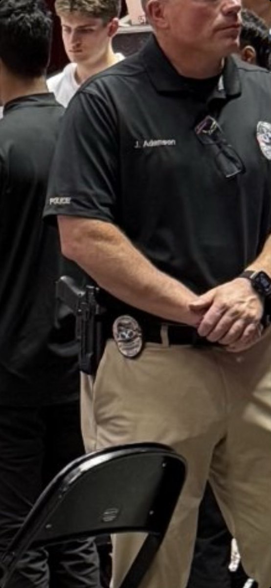 ChamplinMD's tweet photo. @UtahPigBus BYU campus police…wearing their badges on their belts. https://t.co/ke9YO8lTxf