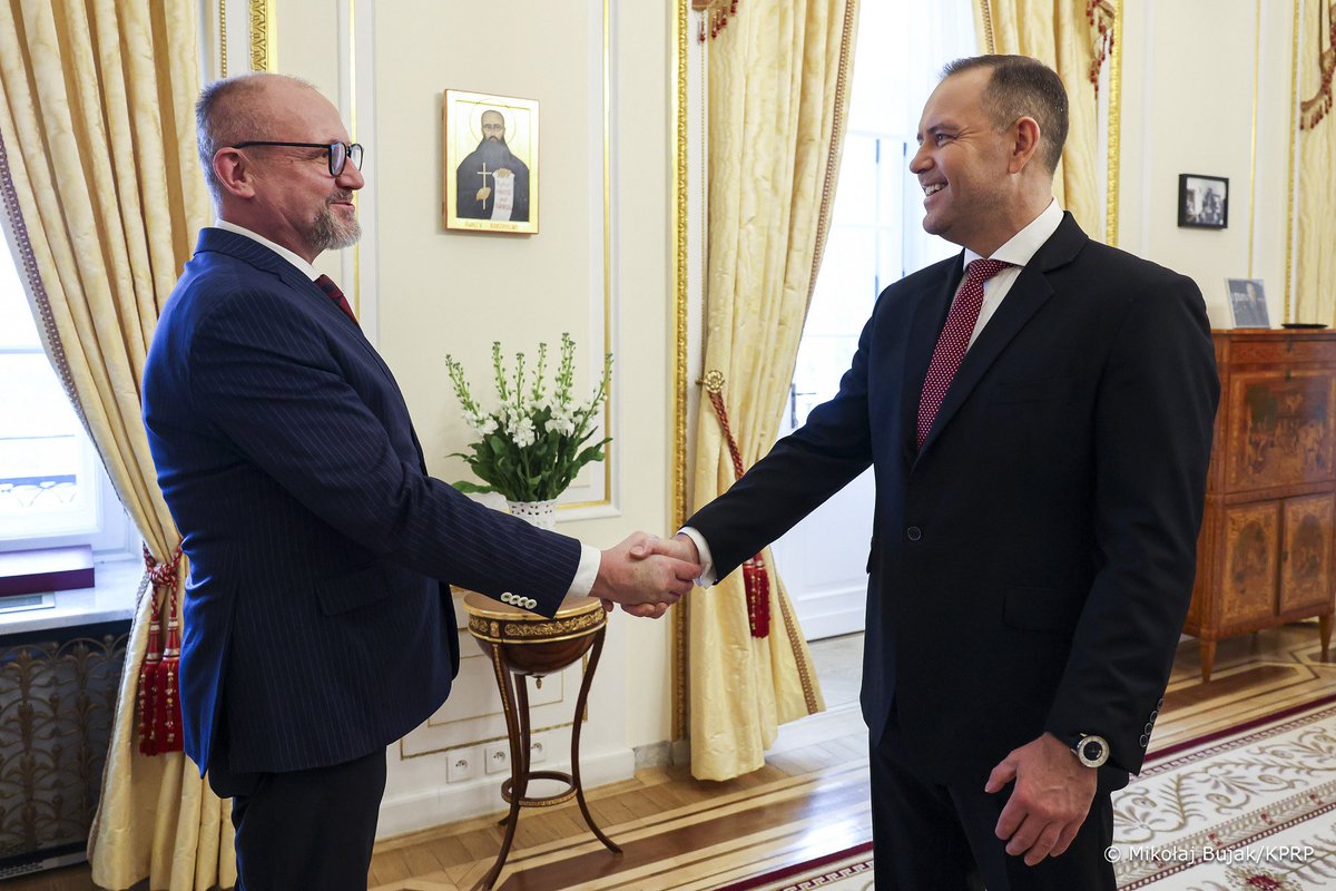 prezydentpl's tweet photo. Prezydent Rzeczypospolitej Polskiej Karol Nawrocki spotkał się z Prokuratorem Krajowym Dariuszem Barskim, który dokładnie dwa lata temu został przez rząd bezprawnie i siłowo pozbawiony możliwości wykonywania funkcji.

Do odwołania Prokuratora Krajowego wymagana jest zgoda Prezydenta RP. Z takim wnioskiem premier nigdy nie wystąpił, a budynek Prokuratury Krajowej został zajęty siłą.

To, że jedynym legalnym Prokuratorem Krajowym jest Dariusz Barski, potwierdziły zarówno Sąd Najwyższy, jak i Trybunał Konstytucyjny, ale ich orzeczenia zostały zlekceważone.

To nie jest praworządność. To bezmiar niesprawiedliwości i atak na konstytucyjne fundamenty ustroju państwa.