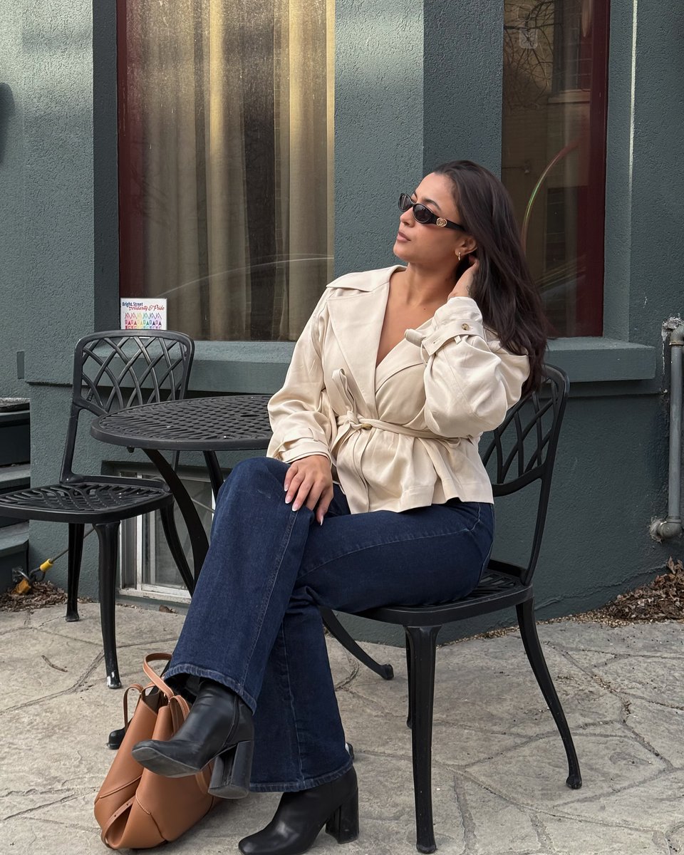 simrankaura19v's tweet photo. Chasing sunlight and good vibes ☀️✨ Finding beauty in the everyday moments one outfit at a time

#StreetStyle #FashionInspo #ChicAndCasual #EffortlessLook #CityAdventures #OutfitOfTheDay #FashionDiaries #StyleGoals #LifeInStyle https://t.co/wFbyw9GdEW