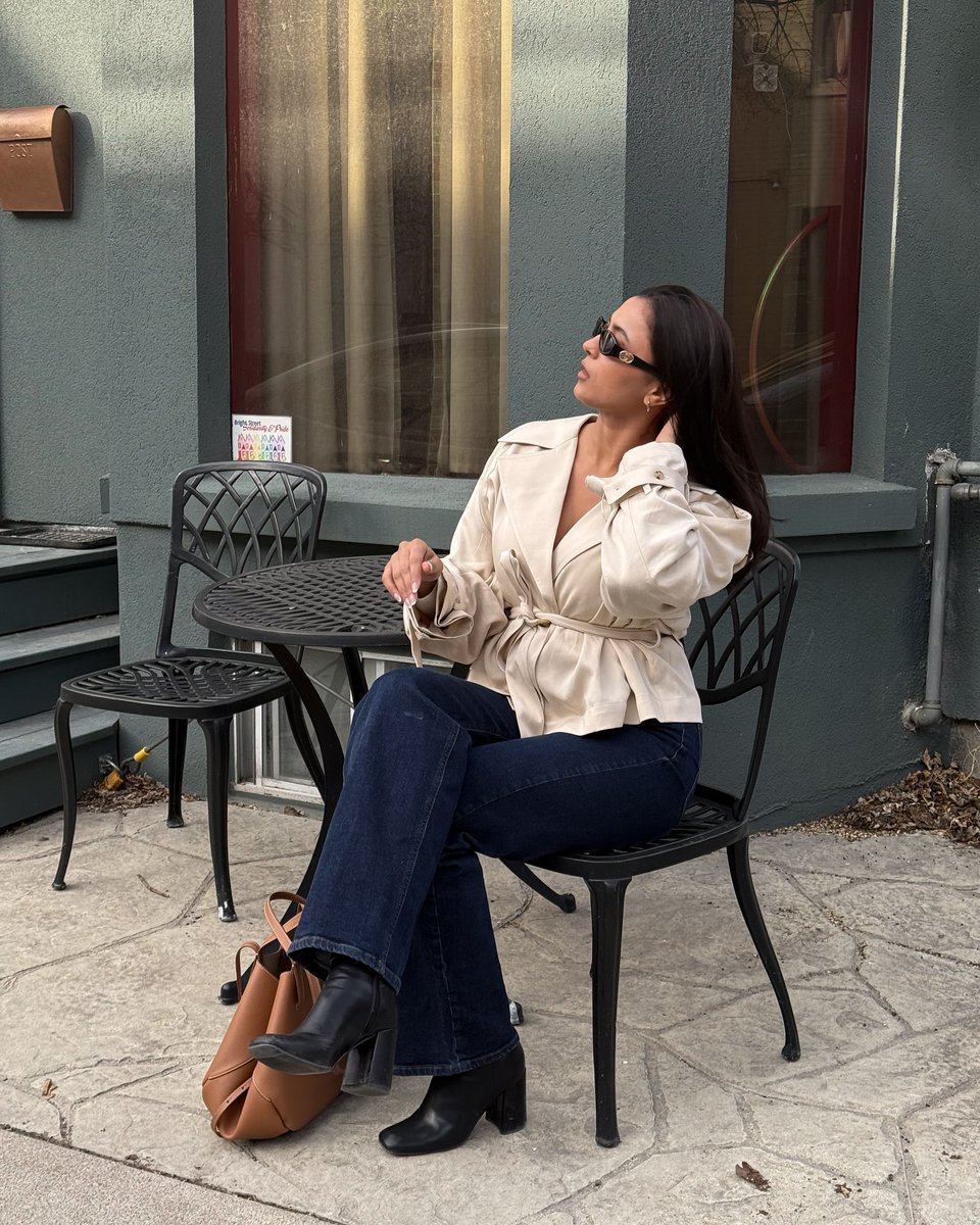 simrankaura19v's tweet photo. Chasing sunlight and good vibes ☀️✨ Finding beauty in the everyday moments one outfit at a time

#StreetStyle #FashionInspo #ChicAndCasual #EffortlessLook #CityAdventures #OutfitOfTheDay #FashionDiaries #StyleGoals #LifeInStyle https://t.co/wFbyw9GdEW