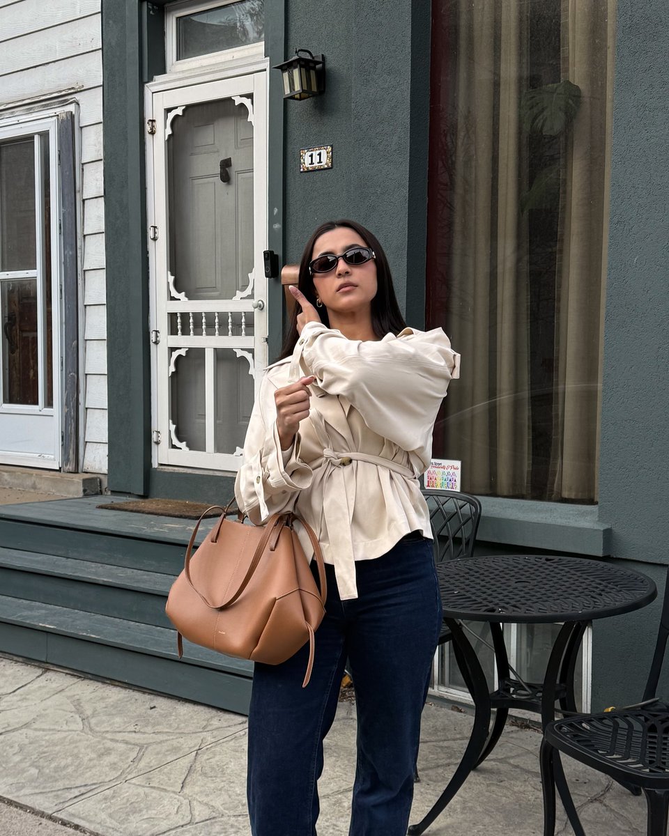 simrankaura19v's tweet photo. Chasing sunlight and good vibes ☀️✨ Finding beauty in the everyday moments one outfit at a time

#StreetStyle #FashionInspo #ChicAndCasual #EffortlessLook #CityAdventures #OutfitOfTheDay #FashionDiaries #StyleGoals #LifeInStyle https://t.co/wFbyw9GdEW
