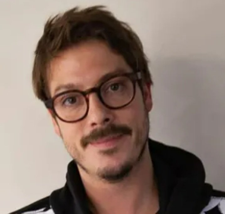 JoaquinTeixeira's tweet image. ⚠️ SAÚDE: Ex-cientista político Fábio Porchat revela que se arrependeu de fazer botox anal. Palavras do influenciador chocaram a internet e levantaram intenso debate sobre estética retal e democracia. "Ele atuou na peça macaquinhos?" questiona leitor.