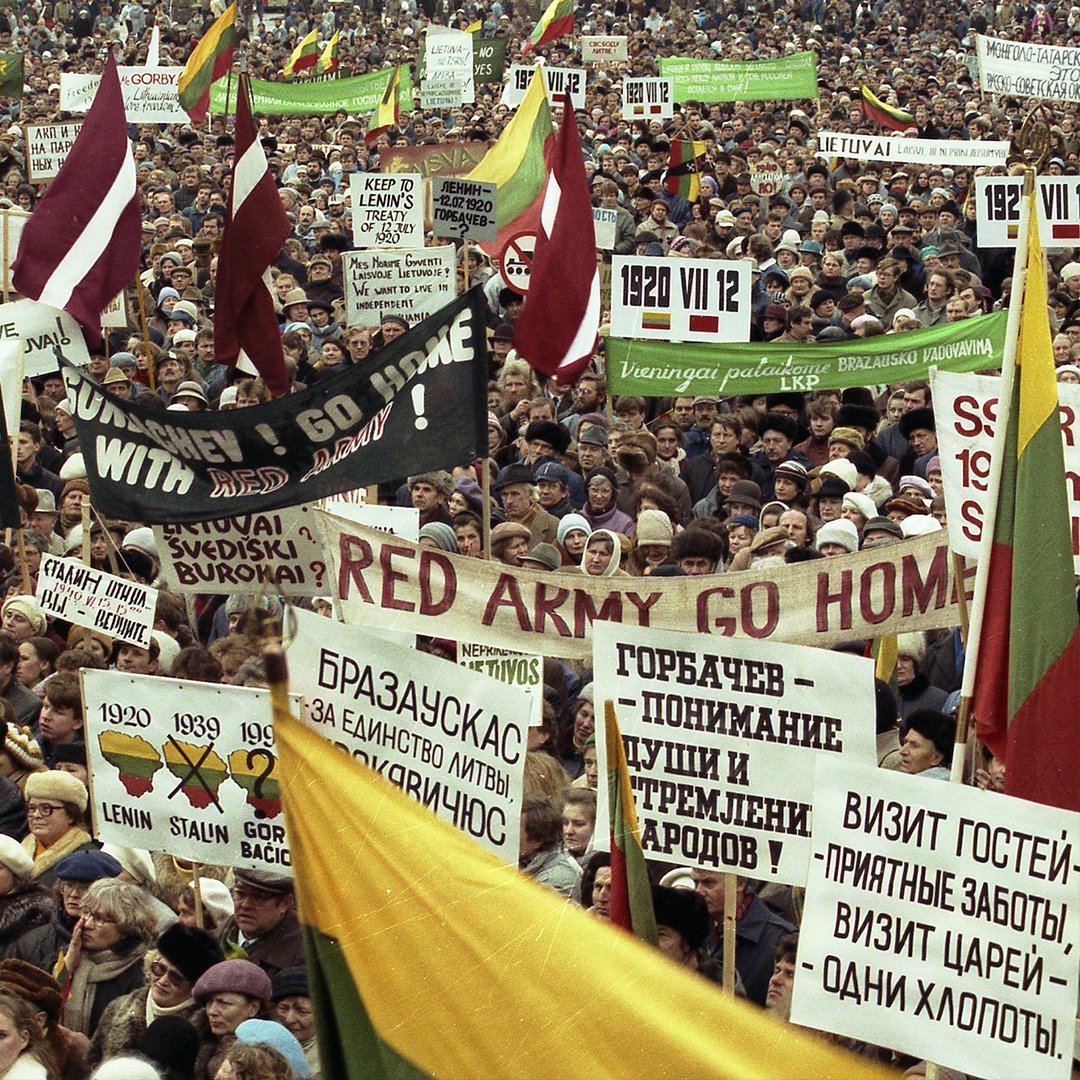 We stand together with Lithuania 🇱🇹 &amp; its people in marking for the 3⃣5⃣th time the tragic events in Vilnius, when on the night of 12 January 1991, 14 unarmed defenders of Lithuanian independence were brutally killed by bullets fired by Soviet forces &amp; crushed under the tracks of