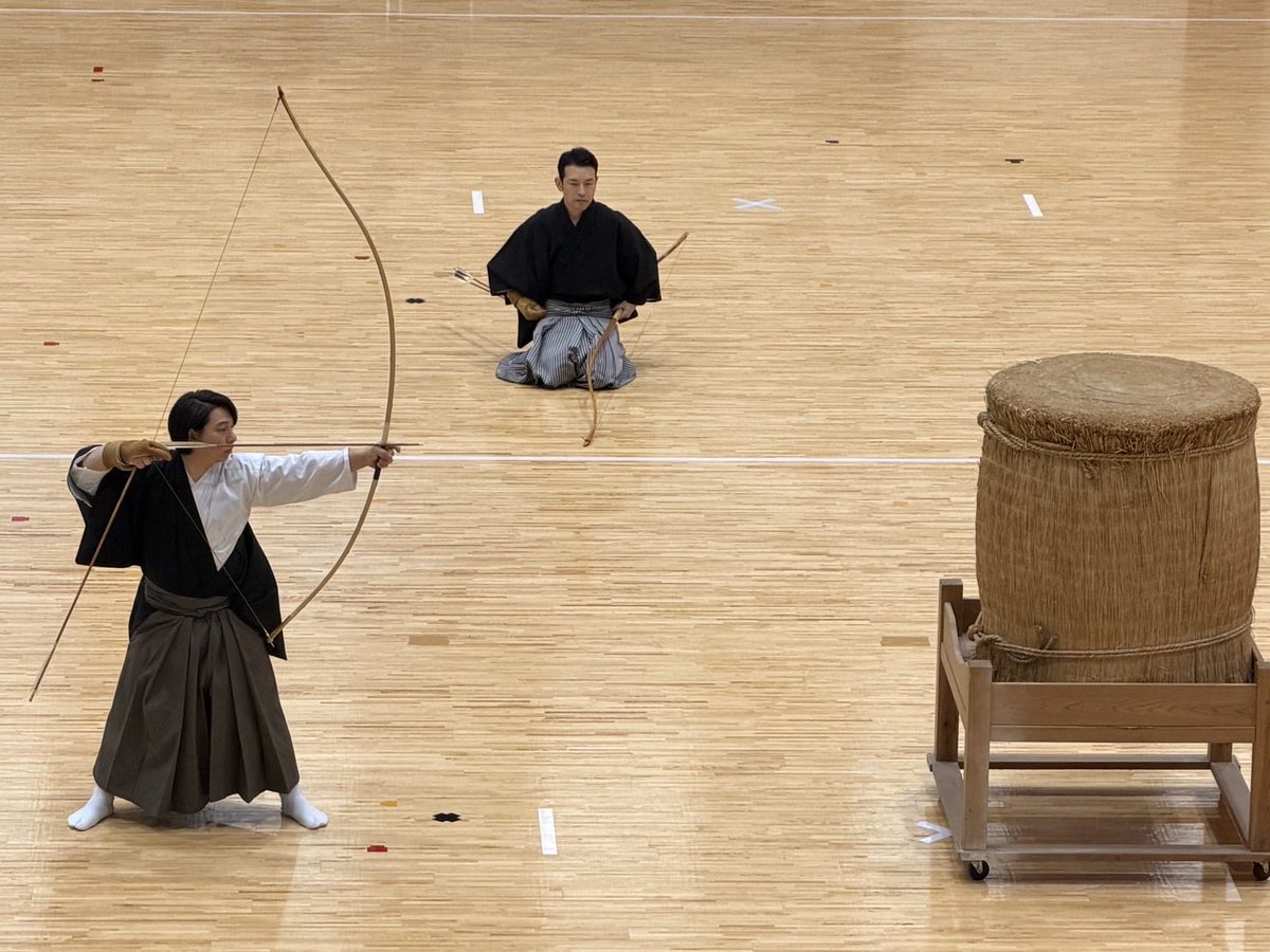 Heki10Ryu's tweet photo. 11日、岡山武道館の鏡開式で「巻藁前体配」を演武しました。巻藁前体配は日置當流で最も格式高い体配で、江戸時代には藩の初月行事「具足開き」で藩主の前で披露されていました。
日置當流は基本的に裸足で稽古しますが、巻藁前は藩主の御前で引くため、特別に足袋の着用が許されていました。 https://t.co/FjQ2BxVVYa