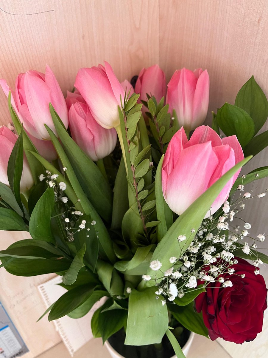 Şükretme isteği uyandıran ve baktıkça kalbinde çiçekler açtıran bir sevginin muhatabı olmak❤️🤲🏻