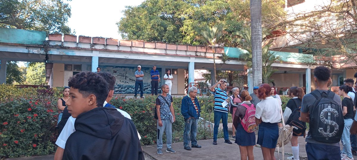 Estudiantes y trabajadores del Ipi Flores Betancourt Rodríguez, reafirman solidaridad con Venezuela y apoyan al presidente Miguel Díaz-Canel en el rechazo a las declaraciones de Trump y reafirmación de la soberanía de #Cuba.
<a href="/CubaMined/">MINED</a>
<a href="/PartidoPCC/">Partido Comunista de Cuba</a> 
<a href="/RafelAngelGonz1/">Rafel Angel González Rodríguez</a>