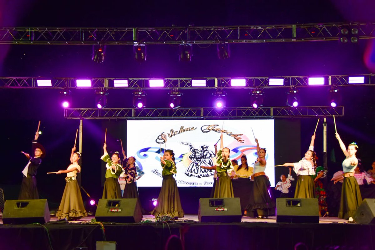 Miles de santaelenenses y turistas disfrutaron de la primera noche de la Fiesta Provincial de la Chamarrita. 

Esta noche los esperamos a todos! 

#ArribaSantaElena