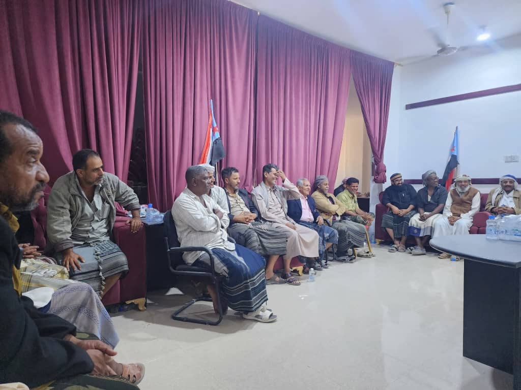 لقاء تشاوري لانتقالي المهرة يناقش التطورات السياسية والعسكرية ويؤكد التمسك بالثوابت الوطنية. عُقد، اليوم الأحد، لقاء تشاوري في محافظة المهرة ضم عددًا من قيادات المجلس الانتقالي الجنوبي بالمحافظة، وأعضاء من الجمعية الوطنية ومجلس المستشارين، بحضور الأستاذ عبدالرحيم أحمد الصادق، رئيس القيادة المحلية للمجلس الانتقالي الجنوبي بالمحافظة.. وناقش اللقاء، التصعيد والانتهاكات التي تستهدف الجنوب أرضًا وإنسانًا وقرارًا، مجمل التطورات السياسية والعسكرية المتسارعة، وانعكاساتها على أمن واستقرار الجنوب، إلى جانب محاولات إقحام المحافظات الجنوبية في صراعات لا تخدم أبناءها ولا تنسجم مع تاريخها ومكانتها الوطنية.. وأكد المجتمعون رفض أبناء المهرة لأي شكل من أشكال الوصاية أو المساس بالسيادة، وتمسكهم بالثوابت الوطنية الجنوبية، واصطفافهم الكامل خلف المجلس الانتقالي 