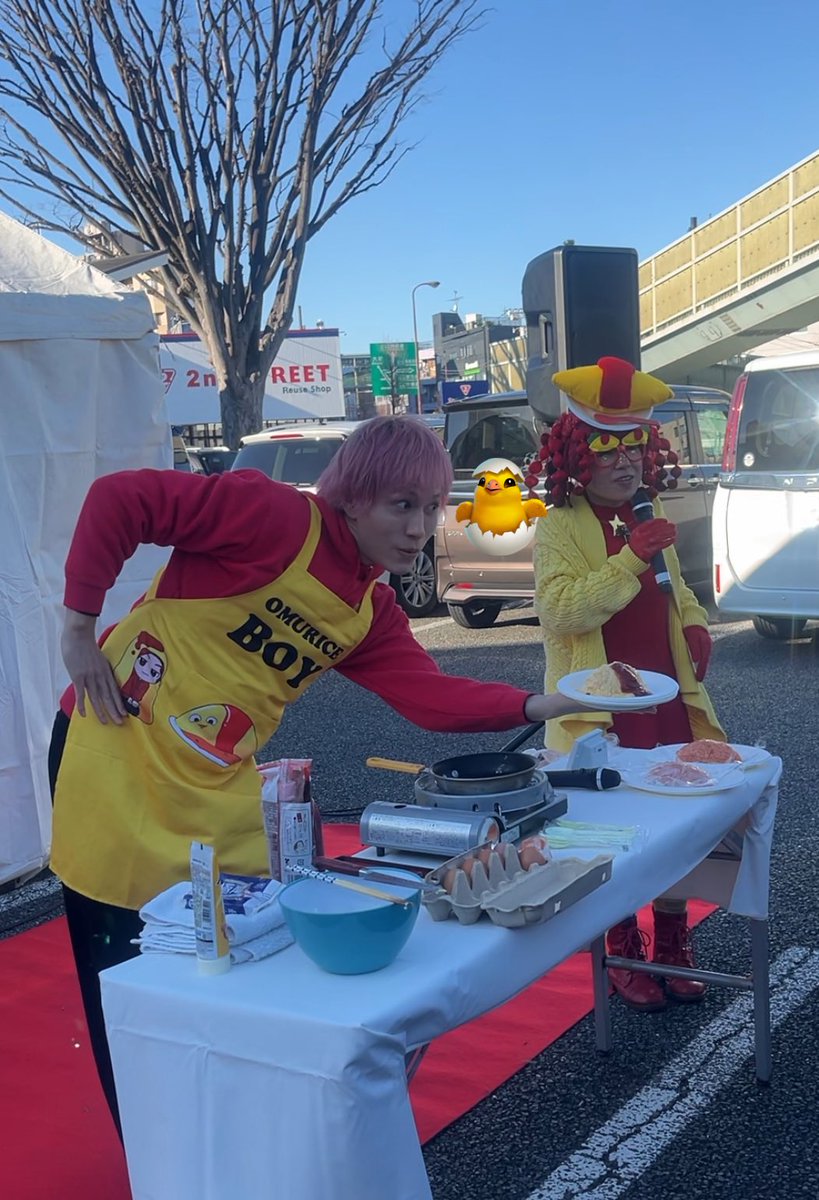kyococo0314's tweet photo. 今日はお久しぶりのオムライス兄さんイベントでした🍅🐣🍚
仲良しさんたちにも会えてとっても楽しかった🙌
オムライス実演ありドヤ顔講座あり撮影＆握手ありの大満足イベントでした！
屋外イベントだったので寒かったぁ😣
おむ兄や参加者のみなさん、スタッフの皆さんが風邪など引きませんように🙏 https://t.co/OmVTlxvcfk