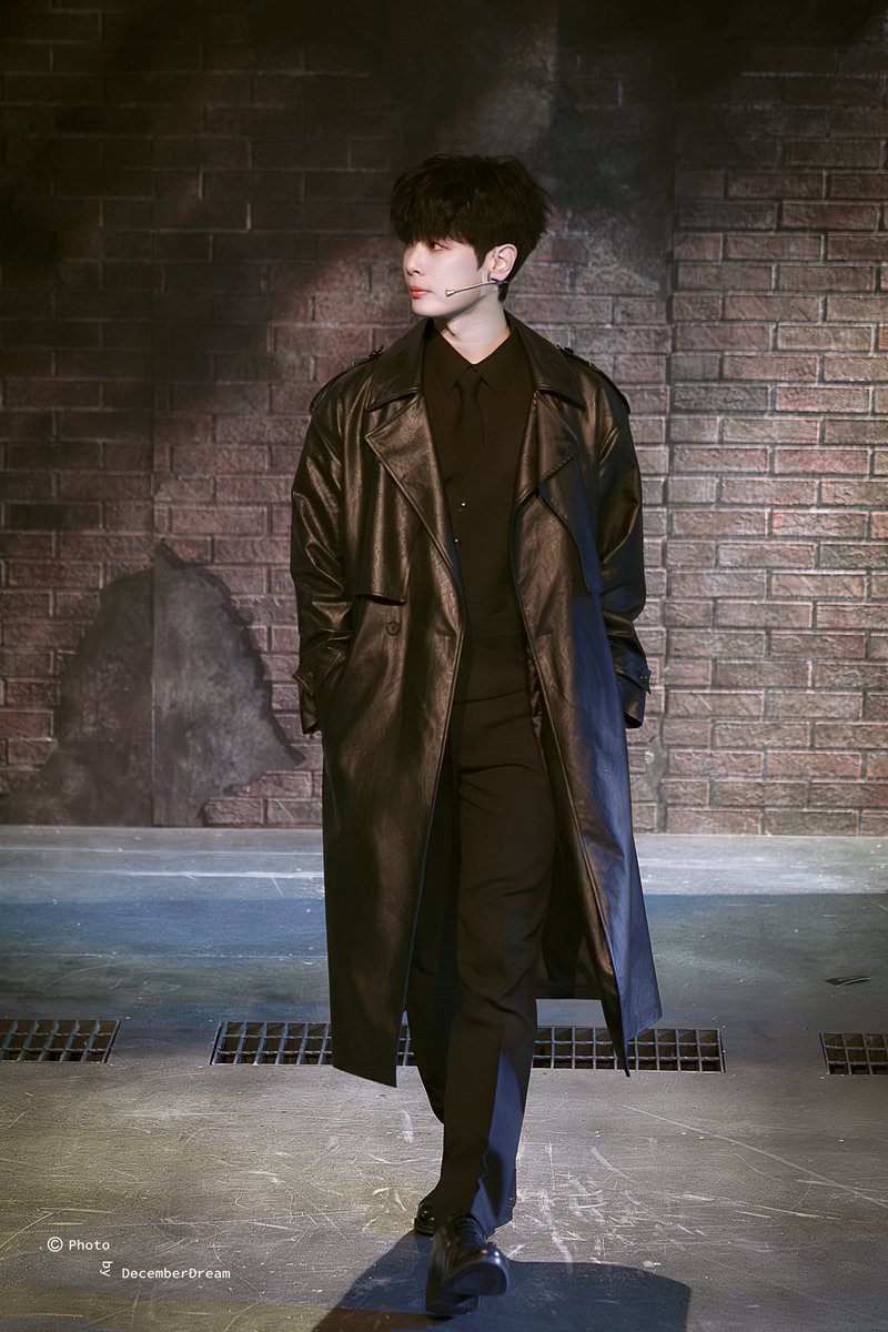 260110 낮공 보더라인 커튼콜 박규원 배우님 [June]

검은 코트자락 휘날리면,  
도시의 그림자도 얼어 붙었지.