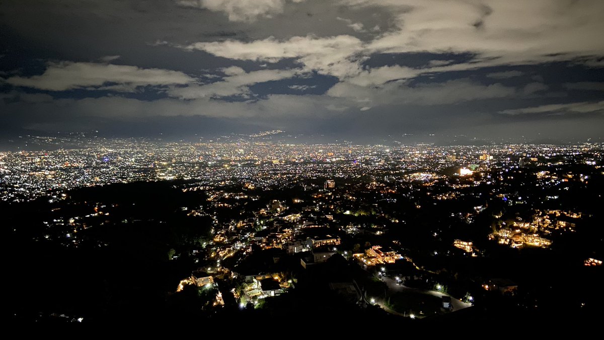 hekusuma's tweet photo. Lampu2 di kaki gunung di selatan pun terlihat, di saat langit malam cerah. Super memang pemandangan dari titik ini. Saat ini bukan tempat yang wisata. Tinggal menunggu waktu dipageri dan ditarik tiket utk melihat pemandangan ini. https://t.co/8E5zLUPiWE