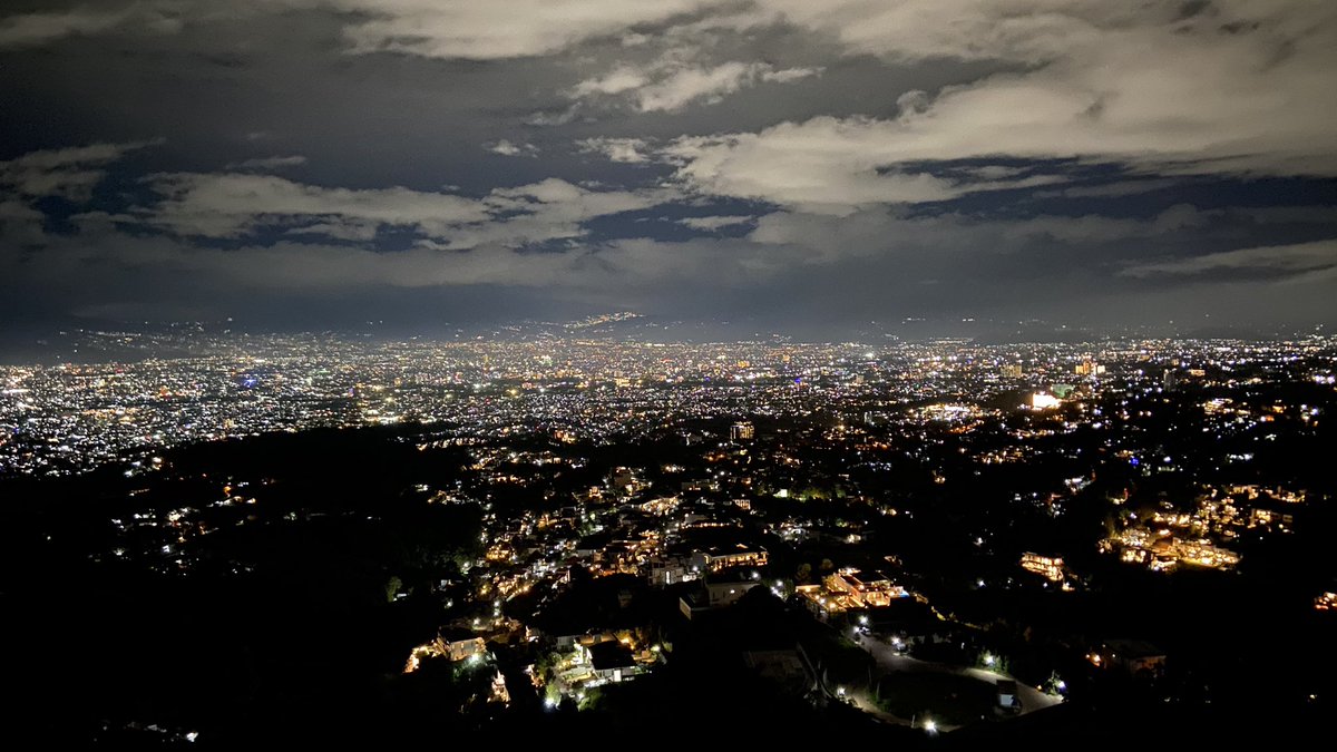 hekusuma's tweet photo. Lampu2 di kaki gunung di selatan pun terlihat, di saat langit malam cerah. Super memang pemandangan dari titik ini. Saat ini bukan tempat yang wisata. Tinggal menunggu waktu dipageri dan ditarik tiket utk melihat pemandangan ini. https://t.co/8E5zLUPiWE