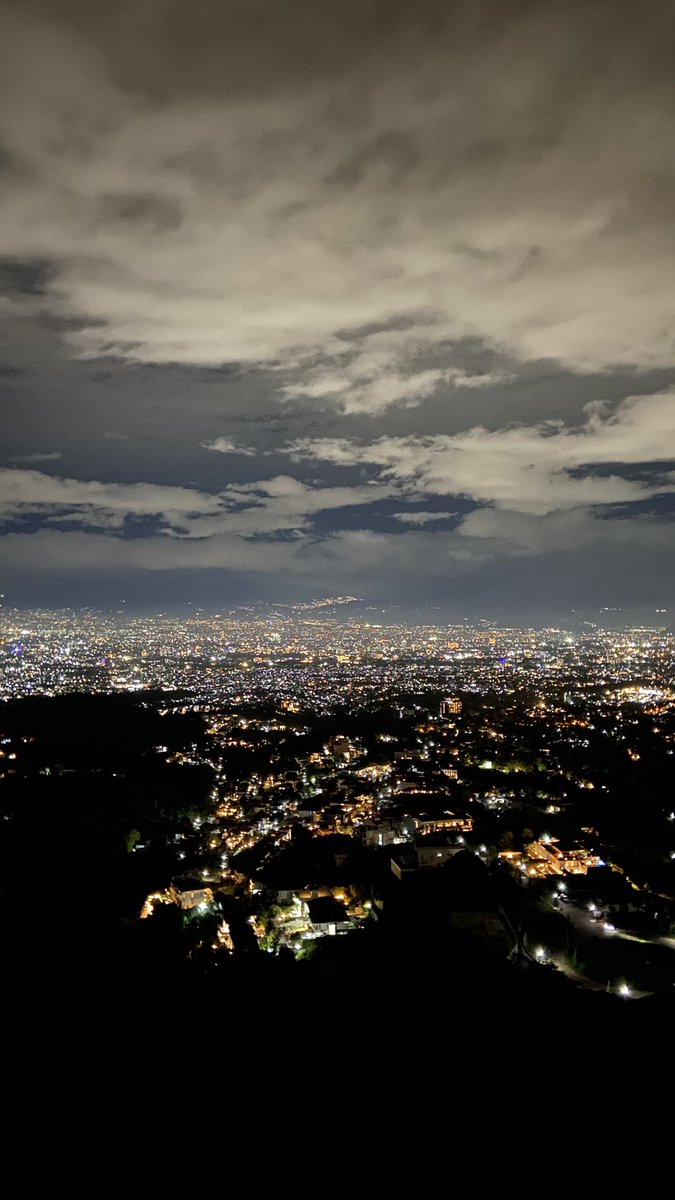 hekusuma's tweet photo. Lampu2 di kaki gunung di selatan pun terlihat, di saat langit malam cerah. Super memang pemandangan dari titik ini. Saat ini bukan tempat yang wisata. Tinggal menunggu waktu dipageri dan ditarik tiket utk melihat pemandangan ini. https://t.co/8E5zLUPiWE