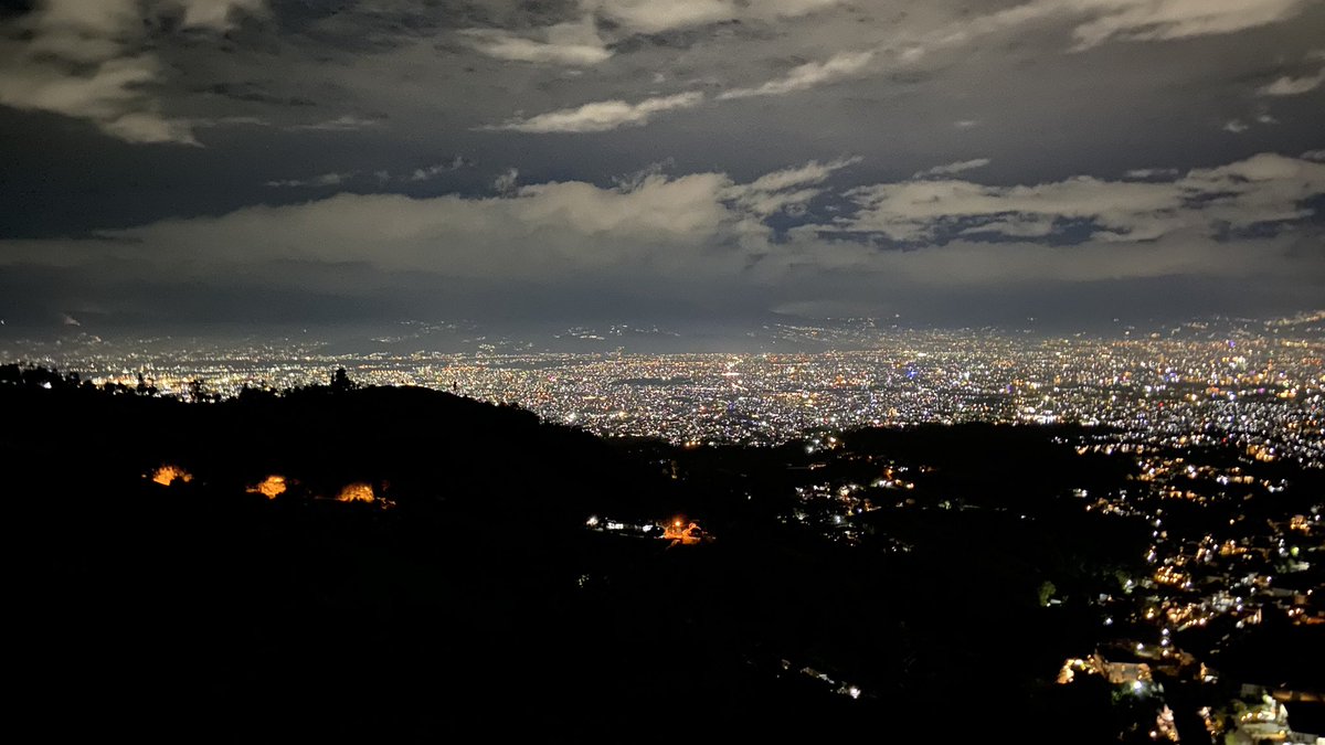 hekusuma's tweet photo. Lampu2 di kaki gunung di selatan pun terlihat, di saat langit malam cerah. Super memang pemandangan dari titik ini. Saat ini bukan tempat yang wisata. Tinggal menunggu waktu dipageri dan ditarik tiket utk melihat pemandangan ini. https://t.co/8E5zLUPiWE