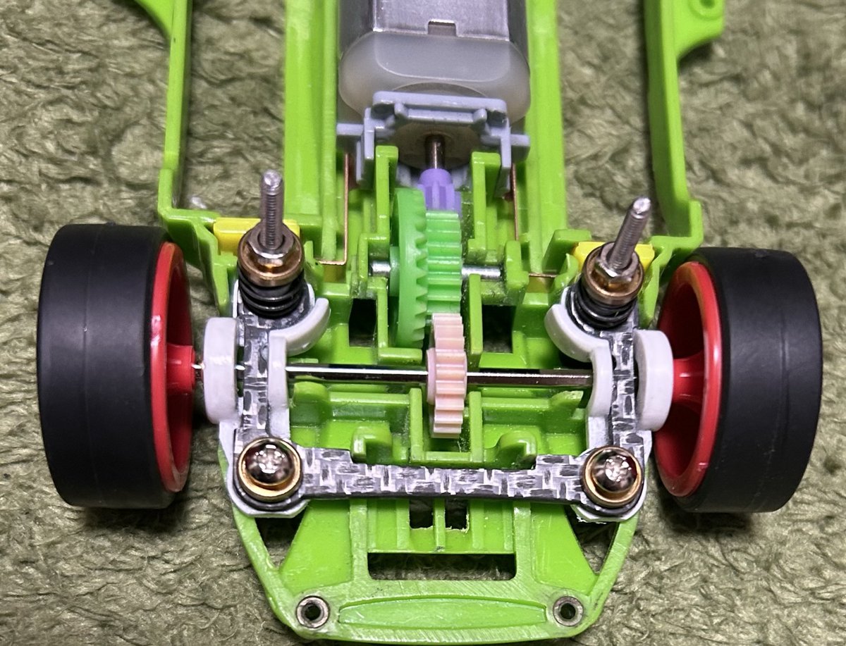 kazmi_mini4wd's tweet photo. 外出禁止中なので、MEでも使えそうな、MAフレキというか、フロントサスを作成中😊

前下がり着地時のフロントの跳ね返りだけを抑えたくて試行中です。
シャーシ側のクリアランスはこれからですが、狙った動きにはなりそうなんで、後は減衰を効かせたいな🧐

#MAフレキ
#ミニ四駆 https://t.co/Nxg8Q9p0e4