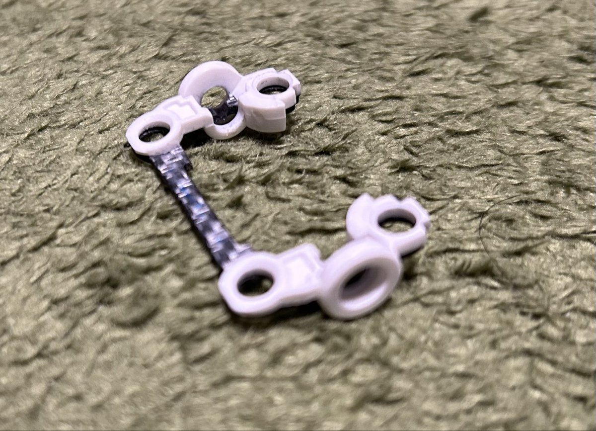 kazmi_mini4wd's tweet photo. 外出禁止中なので、MEでも使えそうな、MAフレキというか、フロントサスを作成中😊

前下がり着地時のフロントの跳ね返りだけを抑えたくて試行中です。
シャーシ側のクリアランスはこれからですが、狙った動きにはなりそうなんで、後は減衰を効かせたいな🧐

#MAフレキ
#ミニ四駆 https://t.co/Nxg8Q9p0e4