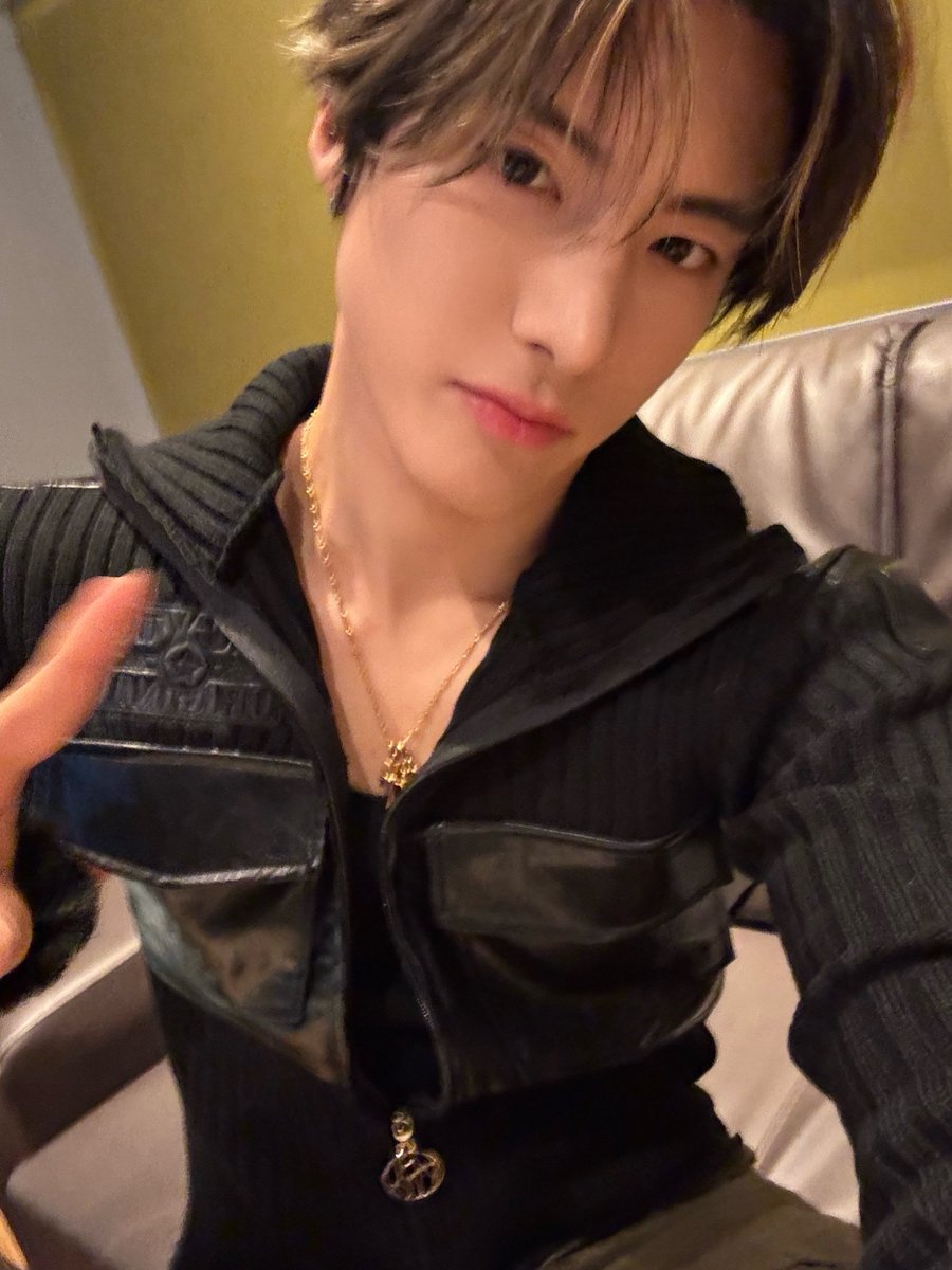 THEBOYZ_officl's tweet photo. [📸] 에릭 아이돌 라디오 시즌4 DJ 완료🐶 더비와 돌랑이들만의 Pretty Boy 에디의 Swag는 그냥 느끼는 거야😎 

#THEBOYZ #더보이즈
#ERIC #에릭 https://t.co/6PxgNthQ6F