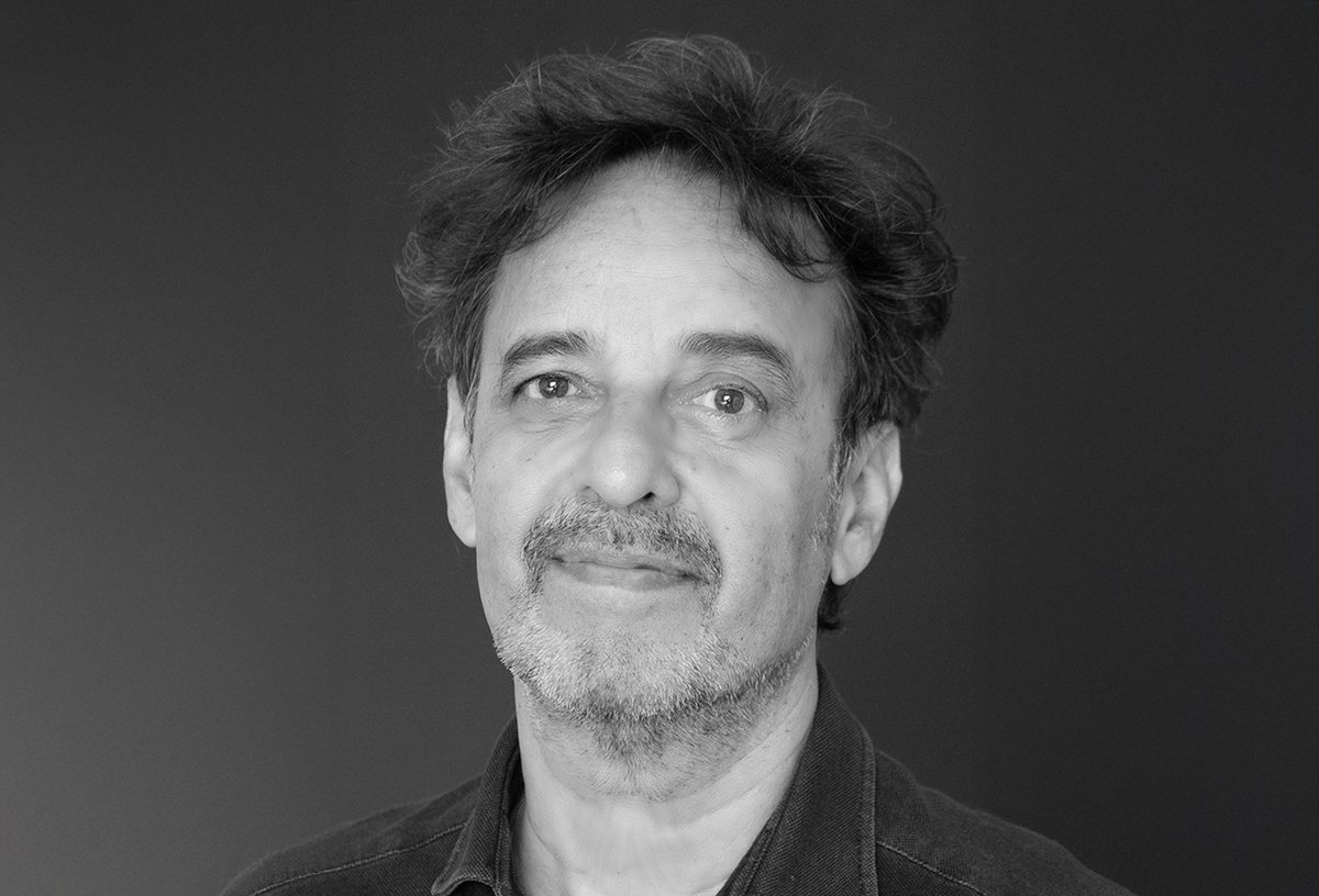 Martin R. Dean’s ‚Tobacco and Chocolate‘ confronts colonial amnesia with  a transcontinental family narrative.  A powerful literary journey that  challenges collective forgetting and reframes cultural memory...
literatur.review/en/reviews/fic…
