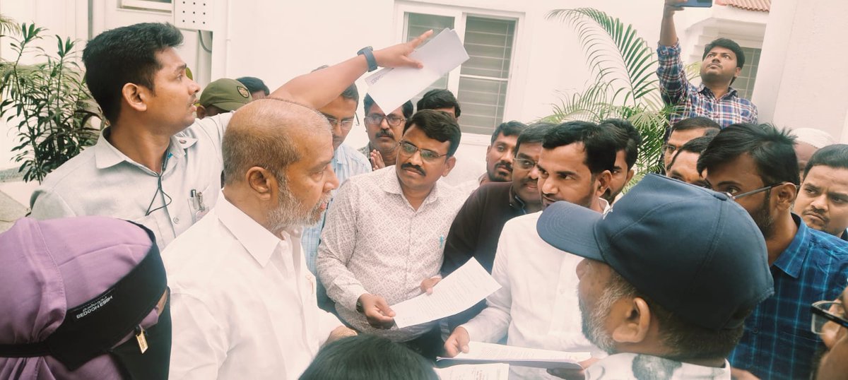 GONESRINIVAS's tweet photo. *💥 మిగిలిపోయిన స్పౌజ్ బదిలీలను చేపట్టండి.*
*వైద్య ఆరోగ్య శాఖ మంత్రివర్యులు మరియు 317 సబ్ కమిటీ చైర్మన్ శ్రీ దామోదర రాజనర్సింహ గారికి విజ్ఞప్తి.*
*💥ఈ కార్యక్రమంలో పిఆర్టియు తెలంగాణ కరీంనగర్ జిల్లా అధ్యక్షులు గోనె శ్రీనివాస్ ,శంకరయ్య మరియు ఇప్పలపల్లి చక్రధర్, వీరేందర్ తదితరులు https://t.co/krgZ0Zx2Mp