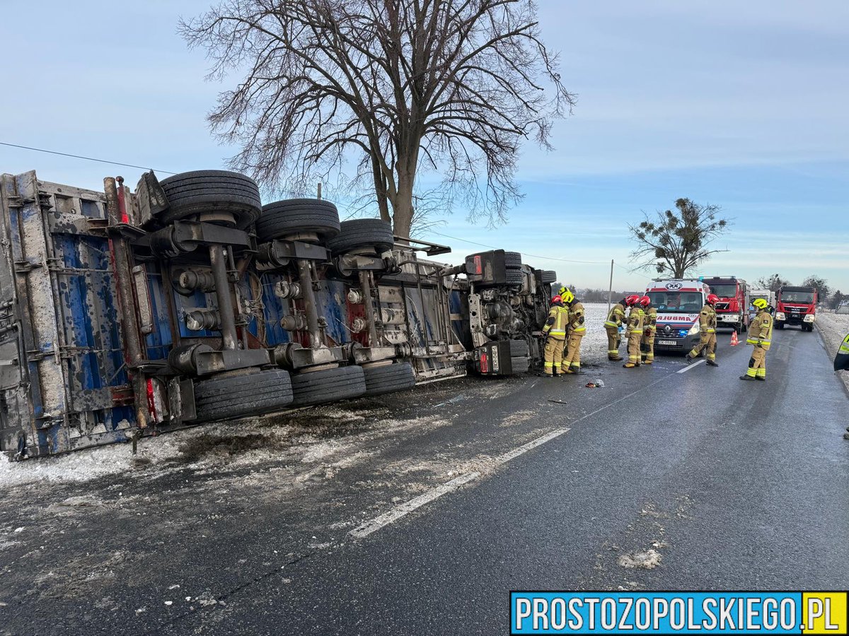 prostozopolski1's tweet photo. Wypadek ciężarówki na DK40 między Pokrzywnicą a Większycami. Przewrócony tir z burakami - https://t.co/AGLGFfdQcw #wypadek #Kedzierzyn #tir #buraki #ładunek https://t.co/PZYhRI26oN