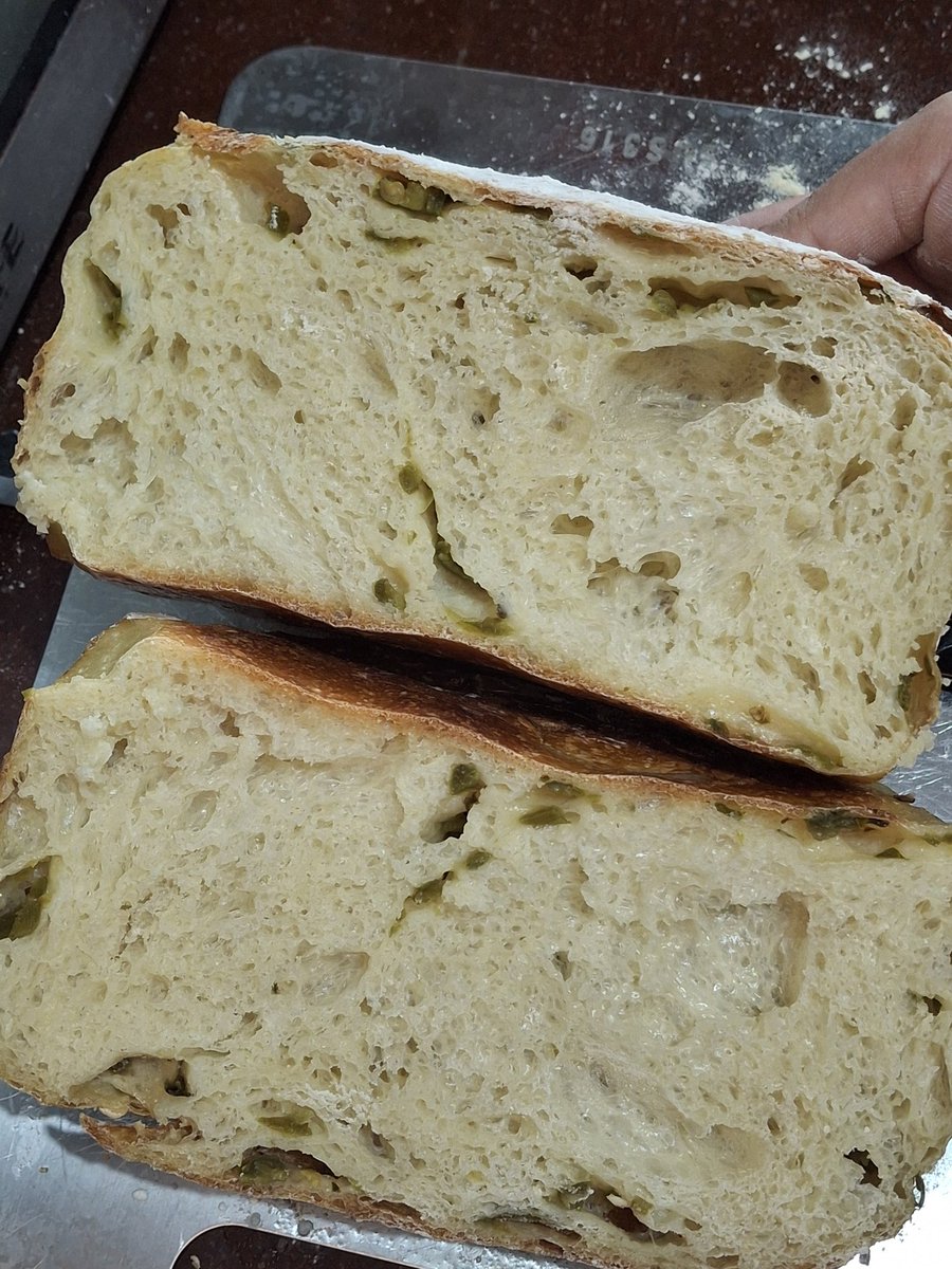 legateaumanith's tweet image. minggu lalu ak bikin country bread btw!! ga pake starter bcs ak anaknya tdak serajin itu buat ngurus anak ragi. pake pickled jalapeno biar ada pdes2nya jd cukup toast pake butter dh syedap🫰🏻