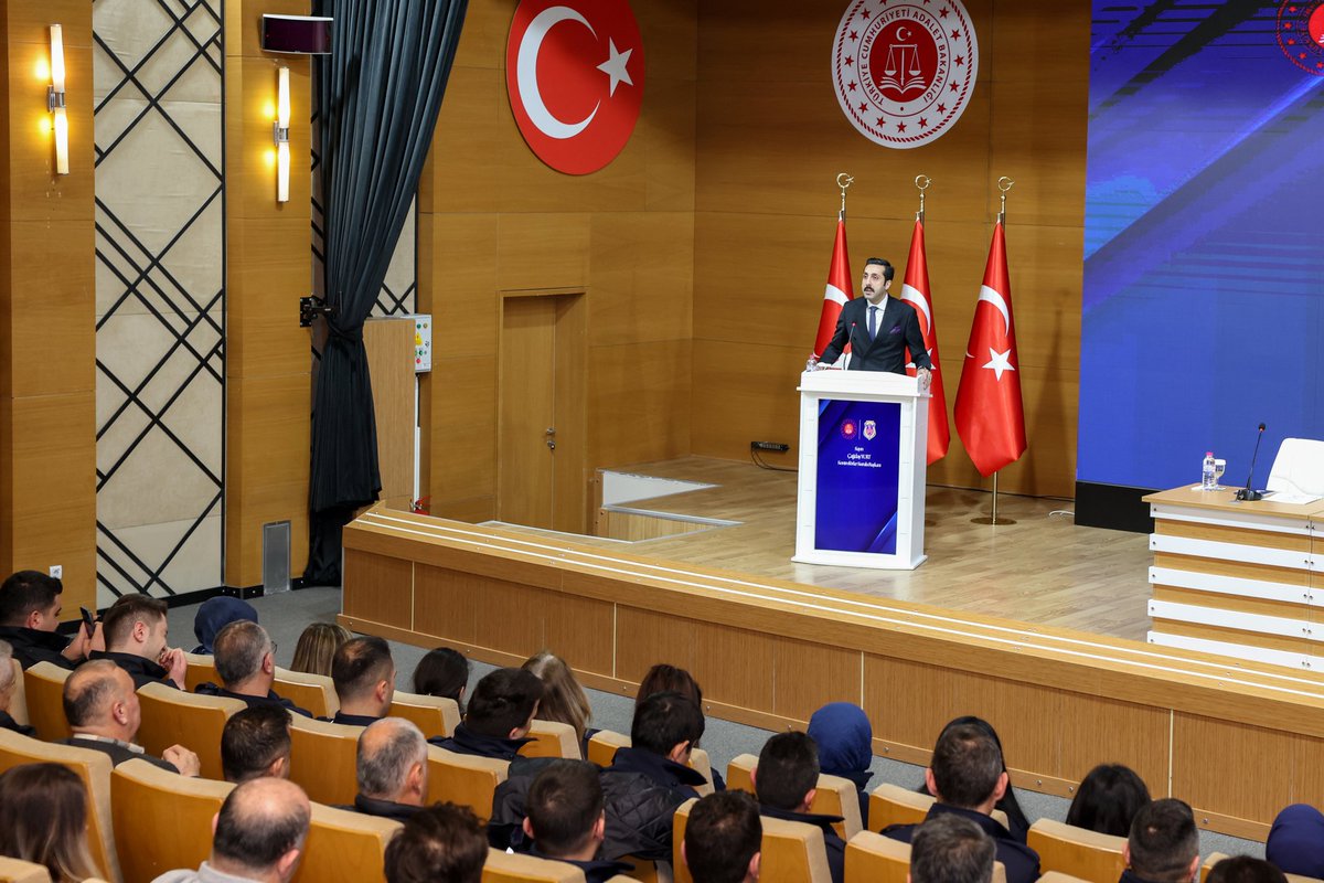 ctekurumsal's tweet photo. Kontrolörler Kurulu Başkanlığı Yıllık Değerlendirme Toplantısının açılışında, Genel Müdürümüz @YavuzEnis, Ankara Personel Eğitim Merkezi’nde eğitim gören kursiyerler ile Sincan Ceza İnfaz Kurumları Kampüsü’nde görev yapan personelimize hitap etti.

Gerçekleştirilen programda, kurumlarda yürütülen denetim faaliyetlerine ilişkin değerlendirmelerde bulunan Genel Müdürümüz, denetimin kurumsal işleyişin sağlıklı yürütülmesindeki rolüne dikkat çekerek, denetim süreçlerinin etkinliğinde personelin sorumluluğu ve katkısının önemini vurguladı.

📍Ankara Personel Eğitim Merkezi