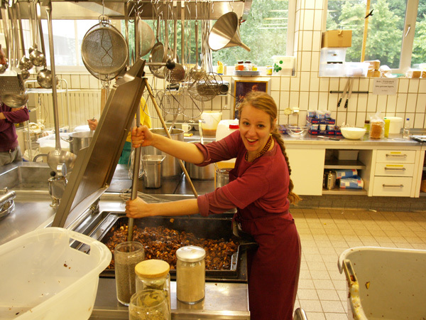 Yoga Vidya betreibt eine der größten veganen Bio-Küchen Europas – bewusst aus ethischen und ökologischen Gründen.
#YogaVidya #Vegan #NachhaltigeErnährung