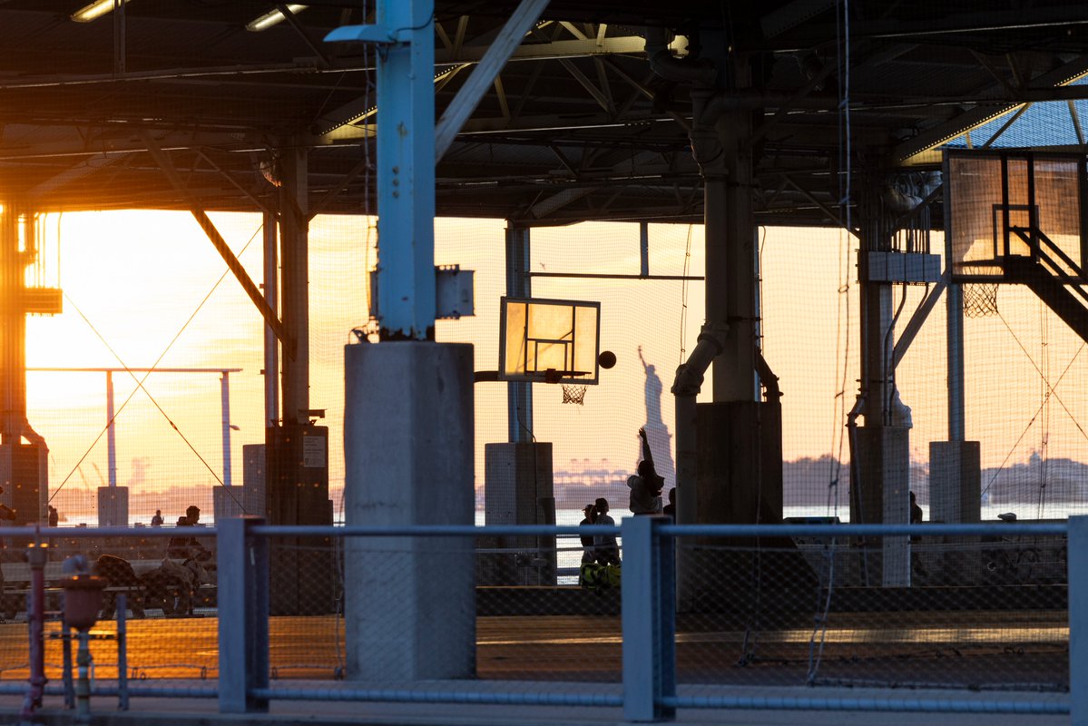 bbpnyc's tweet photo. Nothing beats basketball with a view. #pier2 #brooklynbridgepark 📷Alexa Hoyer https://t.co/Yu5pUqNK5k