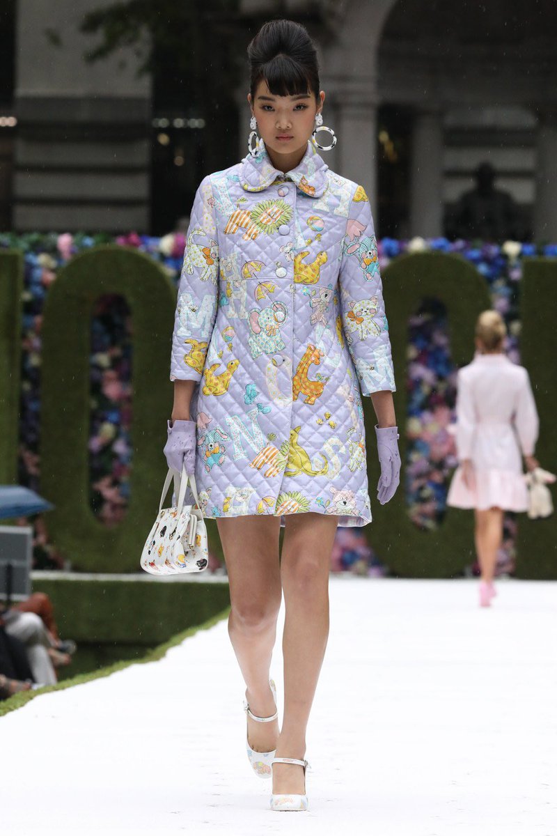 ChrryMartinis's tweet photo. Moschino spring/summer 2022 by Jeremy Scott https://t.co/dRsCFIQN5l