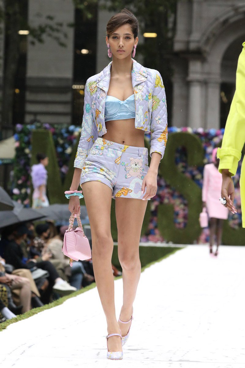 ChrryMartinis's tweet photo. Moschino spring/summer 2022 by Jeremy Scott https://t.co/dRsCFIQN5l