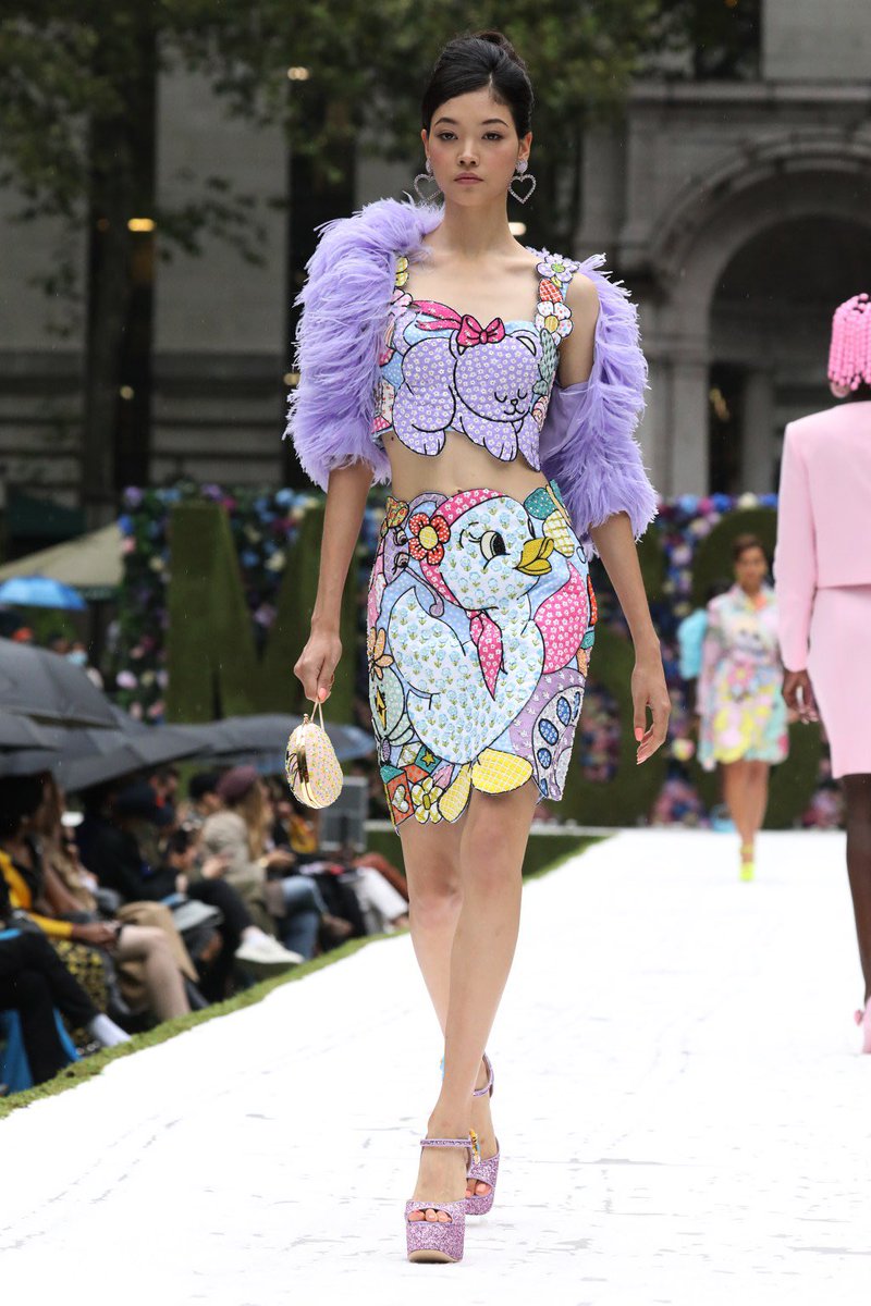 ChrryMartinis's tweet photo. Moschino spring/summer 2022 by Jeremy Scott https://t.co/dRsCFIQN5l