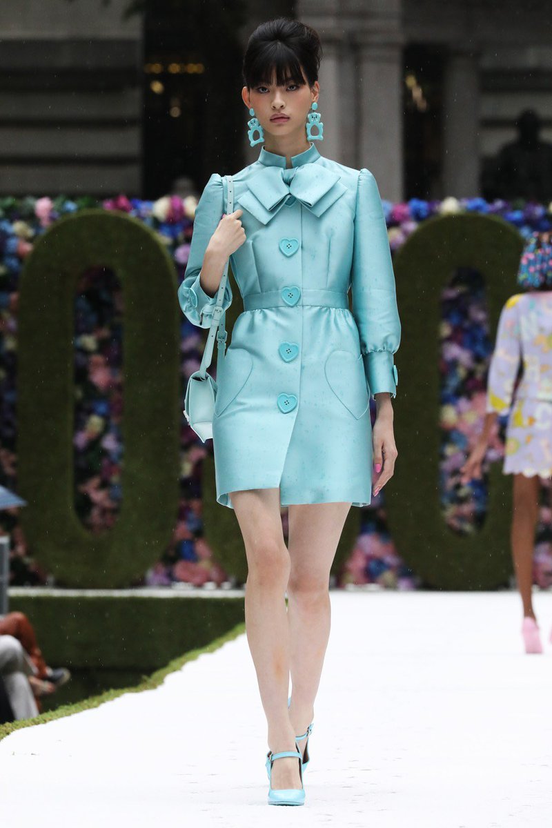 ChrryMartinis's tweet photo. Moschino spring/summer 2022 by Jeremy Scott https://t.co/dRsCFIQN5l