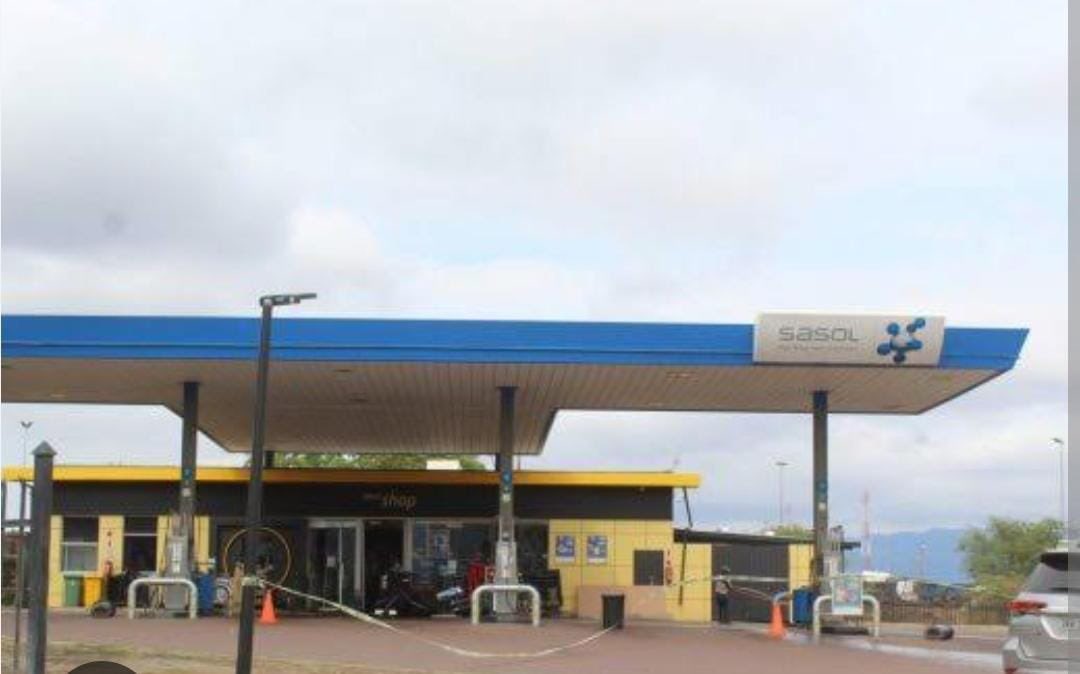 lnnocent191535's tweet image. 🚨Limpopo Fuel Station Robberies
Armed robberies hit 2 fuel stations in Burgersfort today:
- Global Filling Station (Bothashoek)
- Sasol Filling Station (Steelpoort)  staff held hostage, safe cut open 
3rd station attacked recently 

#CrimeAlert
 #LimpopoCrime