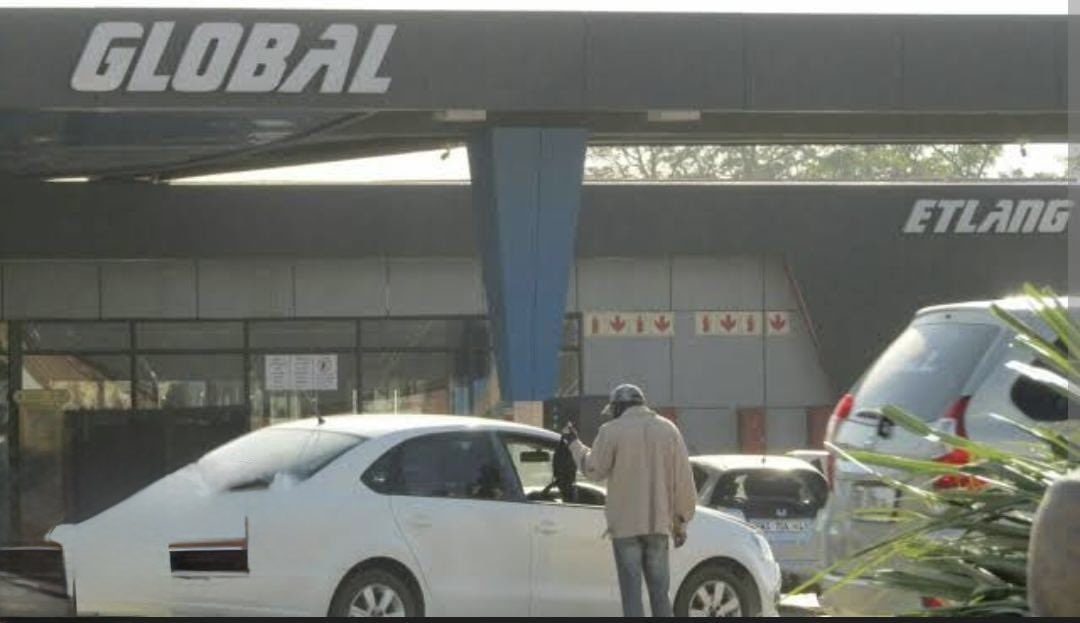 lnnocent191535's tweet image. 🚨Limpopo Fuel Station Robberies
Armed robberies hit 2 fuel stations in Burgersfort today:
- Global Filling Station (Bothashoek)
- Sasol Filling Station (Steelpoort)  staff held hostage, safe cut open 
3rd station attacked recently 

#CrimeAlert
 #LimpopoCrime