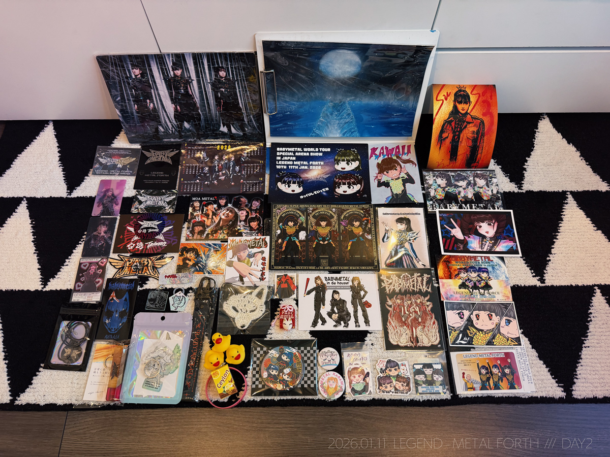 JESSOMETAL's tweet photo. ライブから帰宅していただいたグッズやお菓子の開封の儀を行い、アルバムを聴きつつひとつひとつ眺めるのが至福の時間。感謝感謝ですありがとうございます！#BABYMETAL https://t.co/sIQNlc8WDM