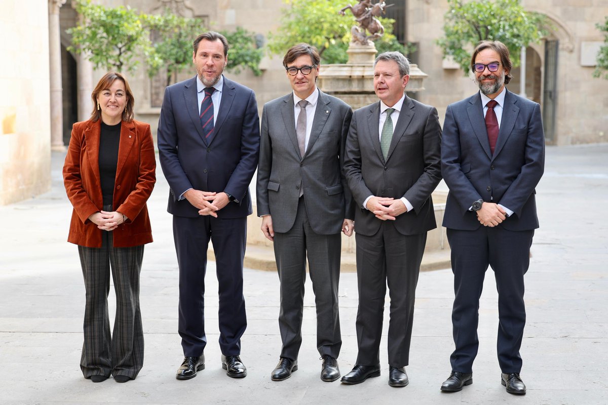 El ministro <a href="/oscar_puente_/">Óscar Puente</a> ha presidido hoy en Barcelona, junto con el presidente de la <a href="/gencat/">Generalitat de Catalunya</a>, <a href="/salvadorilla/">Salvador Illa Roca</a>, el acto de la firma entre socios de la nueva empresa mixta que gestionará los servicios de Rodalies en Catalunya.

✍️ transportes.gob.es/ministerio/com…